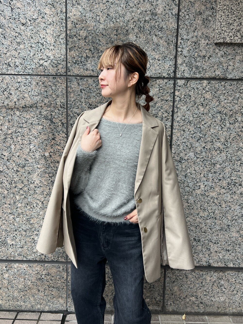 「ジャケット、ニット、休日スタイル、きれいめカジュアル、ラメニット、オトナカワイイ」｜「EMMA　ROUGE VIFの【一部店舗限定】3wayルーズラメニット（ニット/セーター、グレー系）」を使った、うっちーさん（レディース・157cm）の冬コーディネートの7枚目の写真