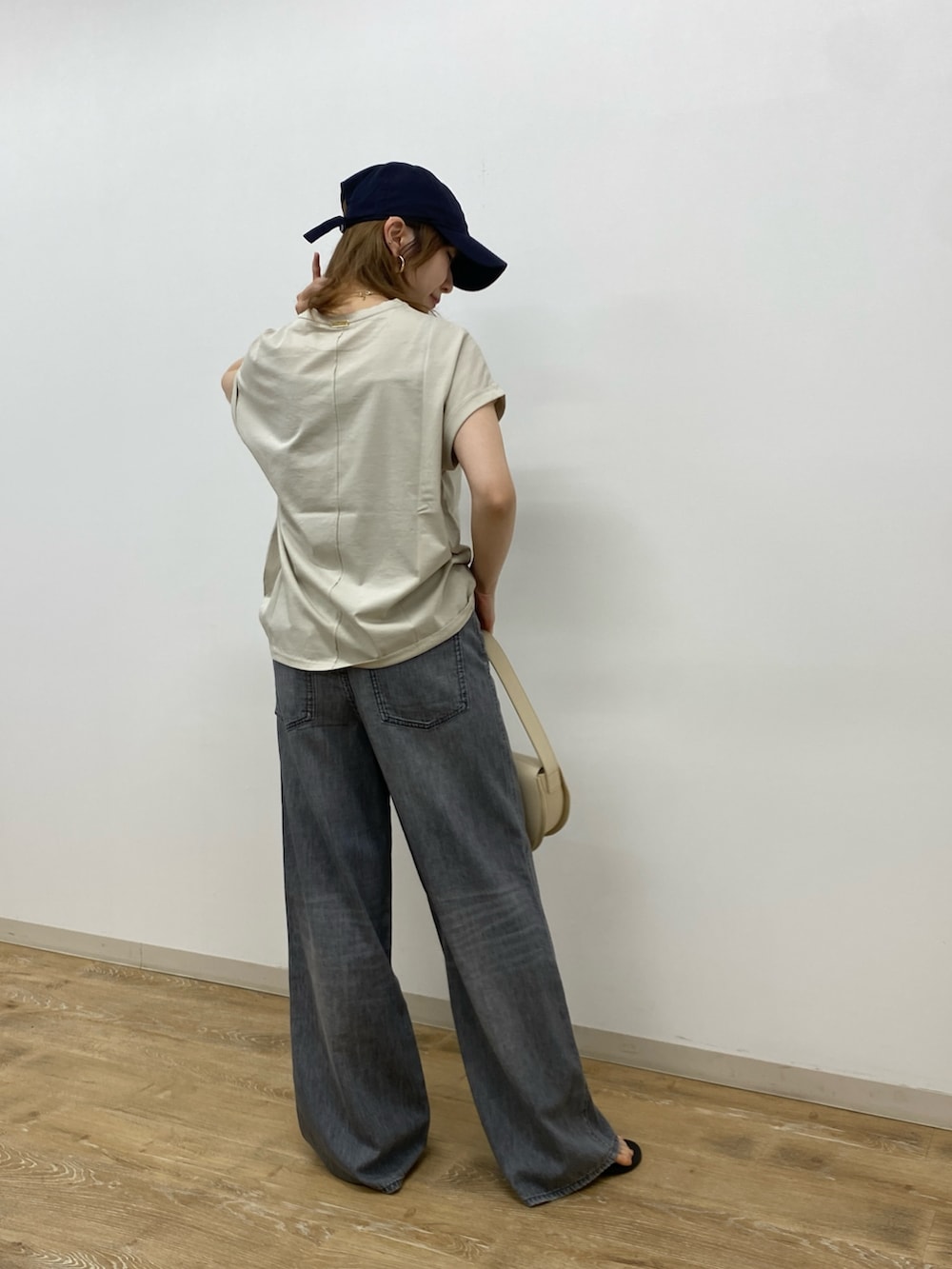 「mica&deal、プリントT、プリントTシャツ、Tシャツ、デニムパンツ、デニムコーデ、ブラックデニム、オトナカジュアル、休日、休日スタイル」｜「Rouge vifの【MICA&DEAL /マイカアンドディール】 cityフォトプリントTシャツ（Tシャツ/カットソー、ベージュ系）」を使った、うっちーさん（骨格ストレート・レディース・157cm）の春コーディネートの4枚目の写真