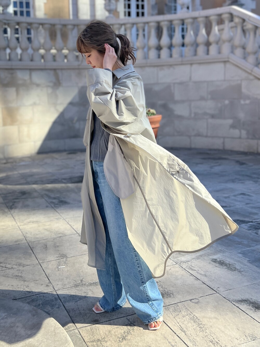 ベージュ系のその他アウター、グレー系のニット/セーター、ブルー系のデニムパンツを着用したレディースの冬コーディネートの5枚目の写真