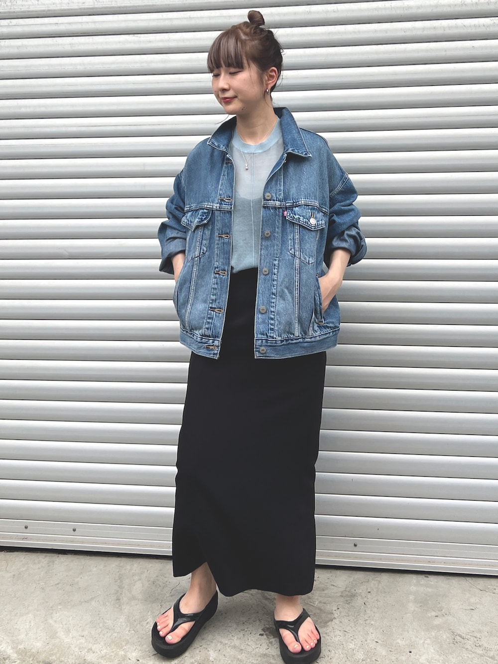 「秋コーデ、デニムジャケット、Levi's、ダンボール素材、シアーニット、おでかけコーデ」｜「Levi'sの【Levi's/リーバイス】90S トラッカージャケット SOFT AS BUTTER MID（デニムジャケット、ブルー系）」を使った、うっちーさん（レディース・157cm）の秋コーディネートの3枚目の写真
