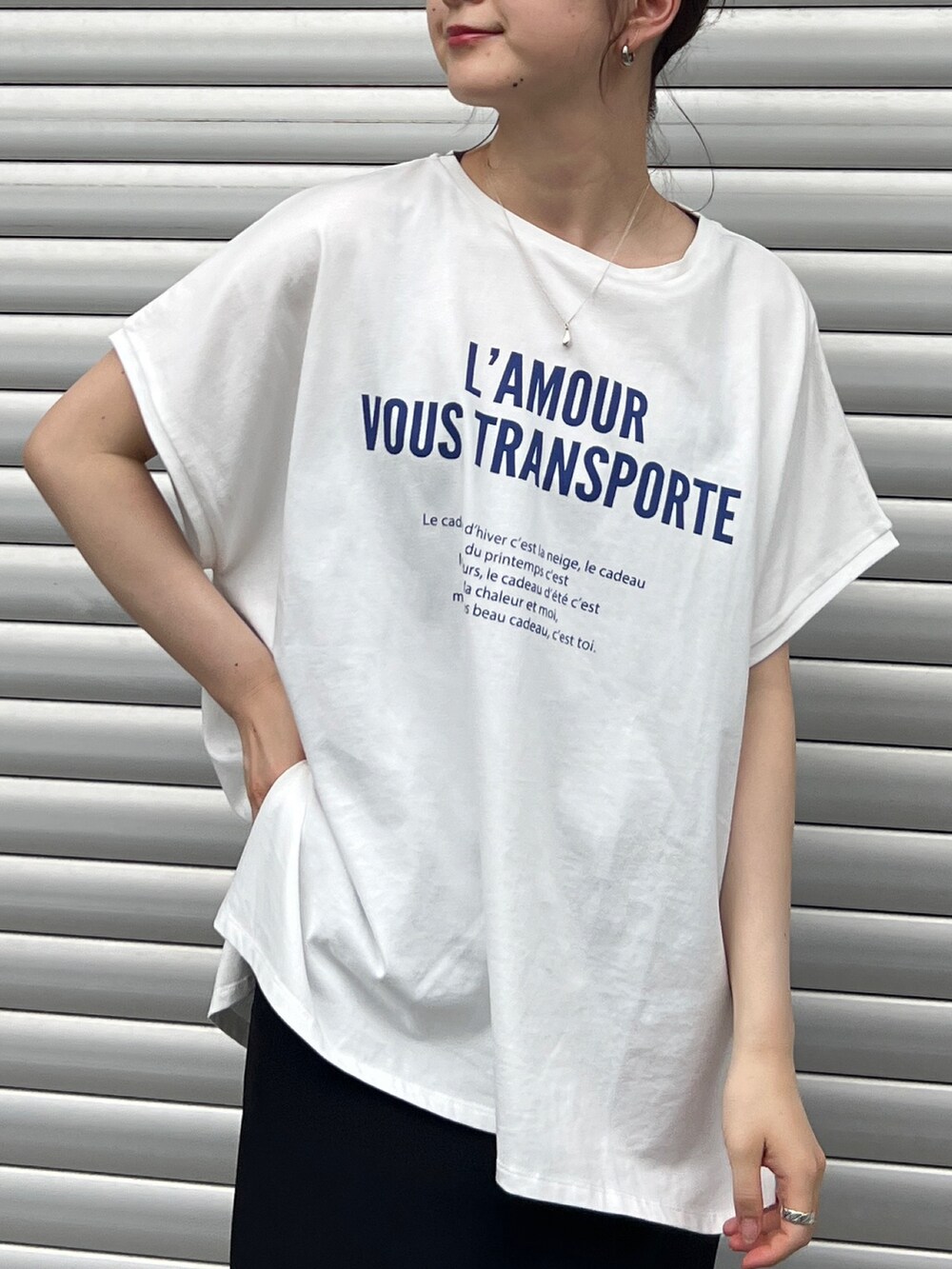 ブルー系のTシャツ/カットソー、ブラック系のスカート、ブラック系のサンダルを着用したレディースの夏コーディネートの6枚目の写真