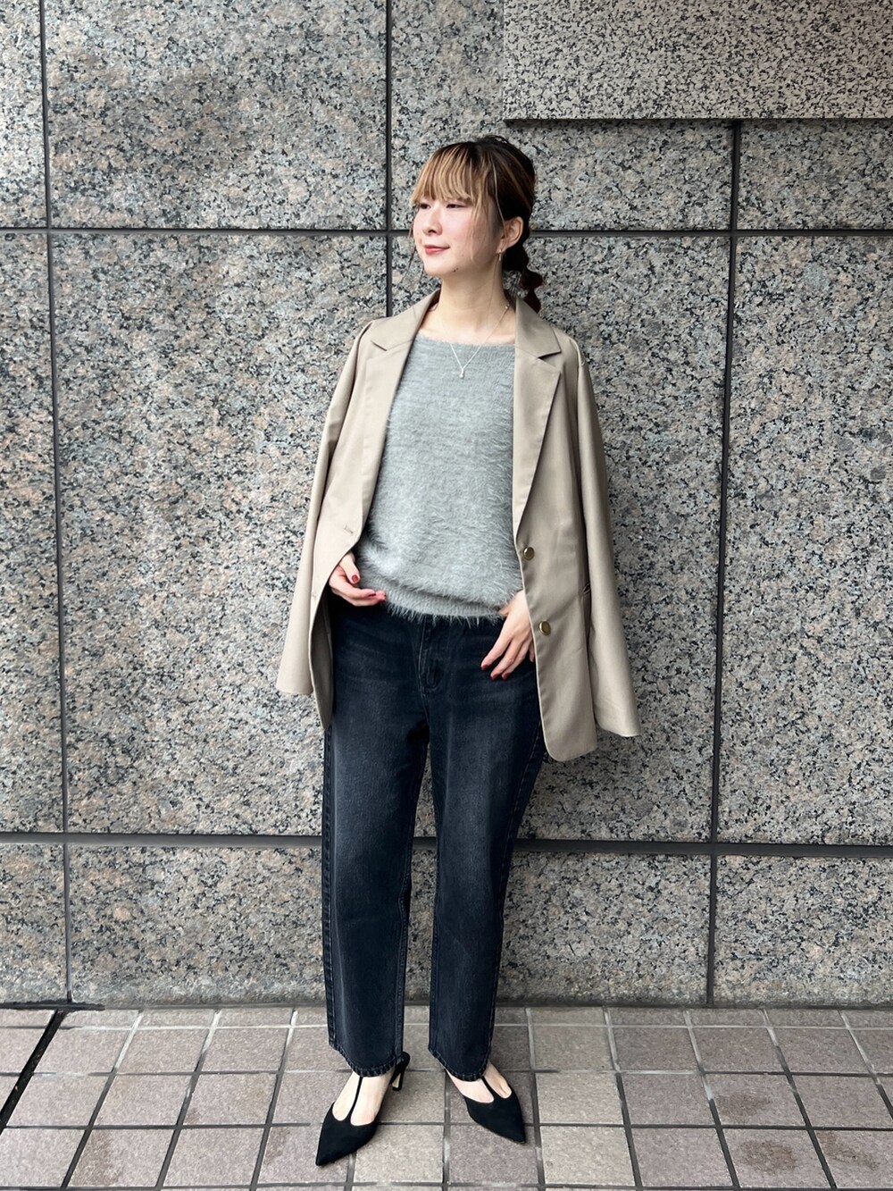 「ジャケット、ニット、休日スタイル、きれいめカジュアル、ラメニット、オトナカワイイ」｜「EMMA　ROUGE VIFの【一部店舗限定】3wayルーズラメニット（ニット/セーター、グレー系）」を使った、うっちーさん（レディース・157cm）の冬コーディネートの2枚目の写真
