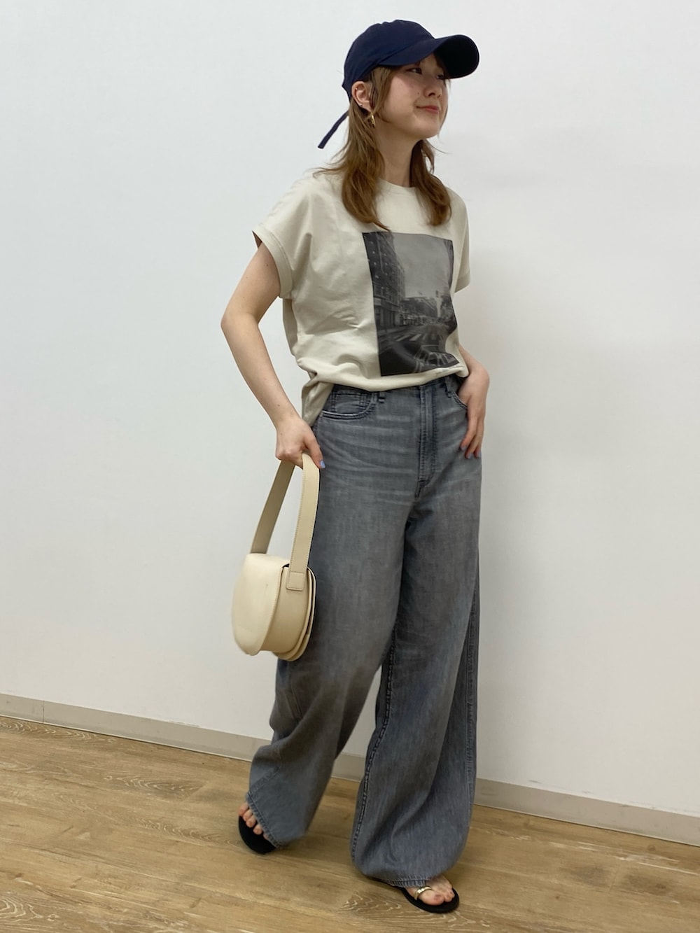 「mica&deal、プリントT、プリントTシャツ、Tシャツ、デニムパンツ、デニムコーデ、ブラックデニム、オトナカジュアル、休日、休日スタイル」｜「Rouge vifの【MICA&DEAL /マイカアンドディール】 cityフォトプリントTシャツ（Tシャツ/カットソー、ベージュ系）」を使った、うっちーさん（骨格ストレート・レディース・157cm）の春コーディネートの2枚目の写真