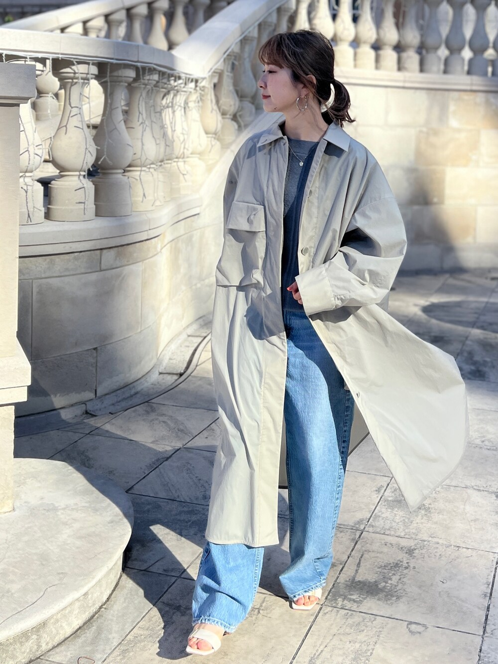 ベージュ系のその他アウター、グレー系のニット/セーター、ブルー系のデニムパンツを着用したレディースの冬コーディネートの3枚目の写真