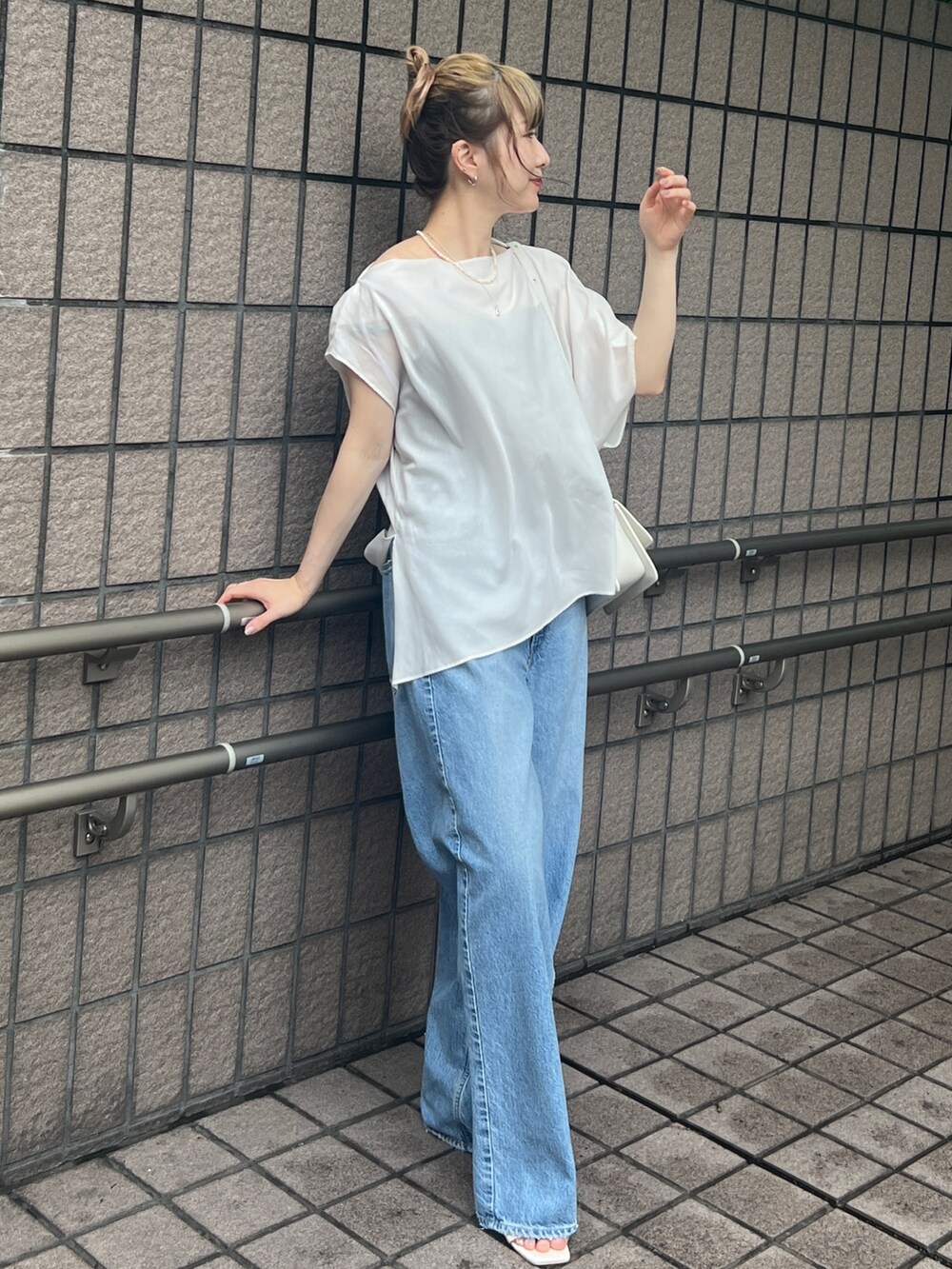 「秋コーデ、ショルダーバッグ、大人カジュアル、パンツスタイル、デニムパンツ、upper hights、アシンメトリートップス」｜「Rouge vifのスクエアショルダーバッグ（ショルダーバッグ、ホワイト系）」を使った、うっちーさん（レディース・157cm）の秋コーディネートの2枚目の写真