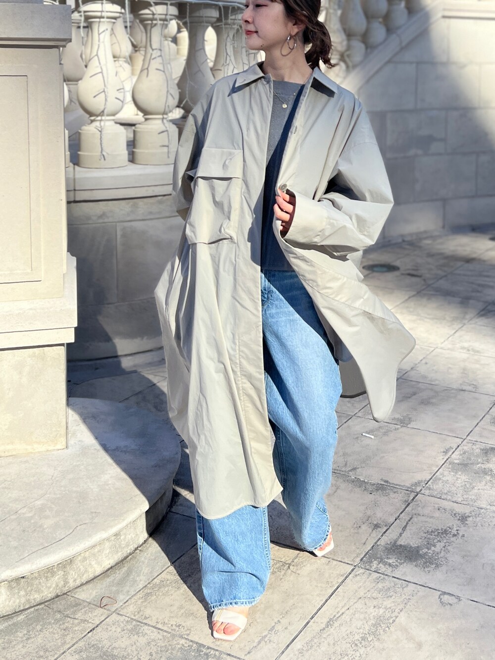 ベージュ系のその他アウター、グレー系のニット/セーター、ブルー系のデニムパンツを着用したレディースの冬コーディネートの7枚目の写真