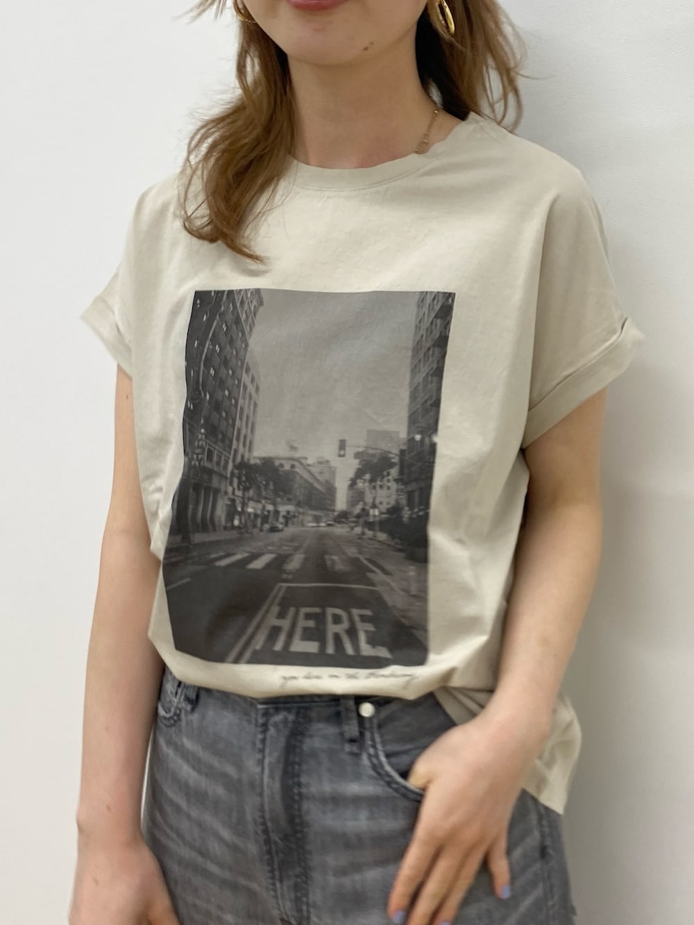 「mica&deal、プリントT、プリントTシャツ、Tシャツ、デニムパンツ、デニムコーデ、ブラックデニム、オトナカジュアル、休日、休日スタイル」｜「Rouge vifの【MICA&DEAL /マイカアンドディール】 cityフォトプリントTシャツ（Tシャツ/カットソー、ベージュ系）」を使った、うっちーさん（骨格ストレート・レディース・157cm）の春コーディネートの8枚目の写真