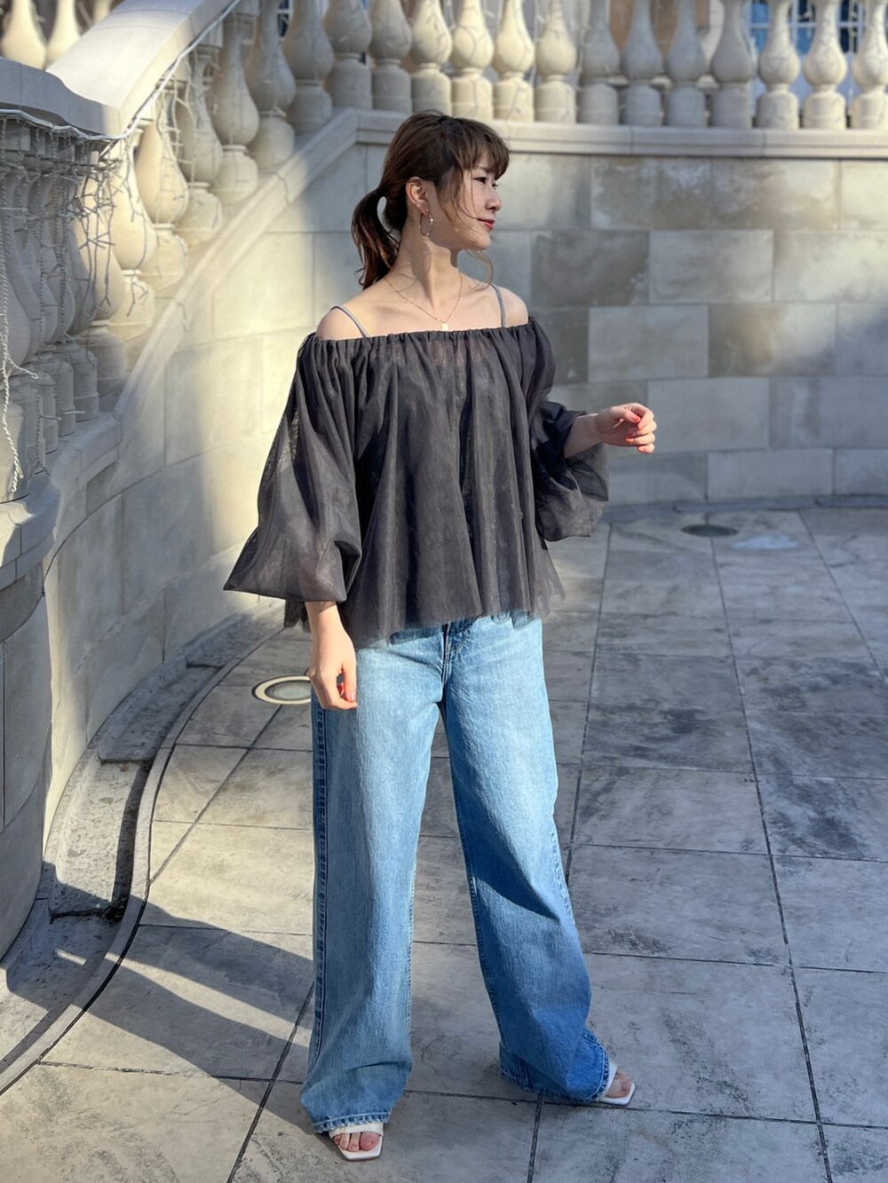 グレー系のシャツ/ブラウス、ブルー系のデニムパンツ、ゴールド系のネックレスを着用したレディースの冬コーディネートの4枚目の写真
