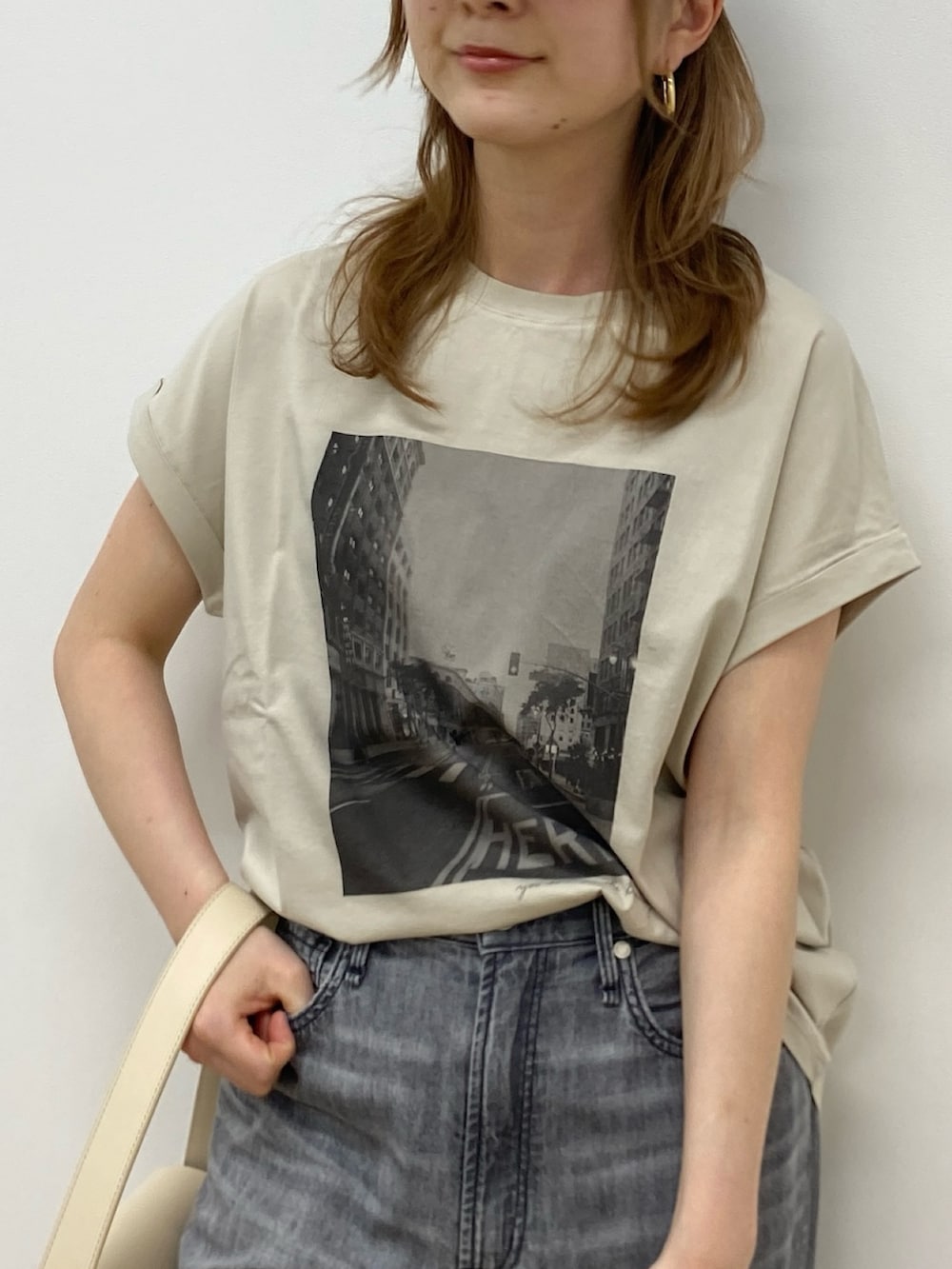 「mica&deal、プリントT、プリントTシャツ、Tシャツ、デニムパンツ、デニムコーデ、ブラックデニム、オトナカジュアル、休日、休日スタイル」｜「Rouge vifの【MICA&DEAL /マイカアンドディール】 cityフォトプリントTシャツ（Tシャツ/カットソー、ベージュ系）」を使った、うっちーさん（骨格ストレート・レディース・157cm）の春コーディネートの6枚目の写真