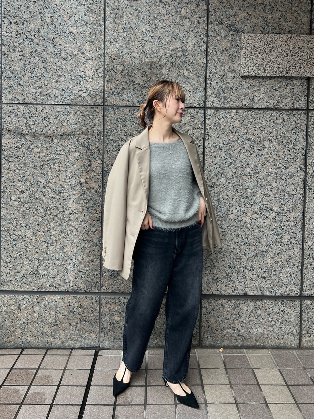 「ジャケット、ニット、休日スタイル、きれいめカジュアル、ラメニット、オトナカワイイ」｜「EMMA　ROUGE VIFの【一部店舗限定】3wayルーズラメニット（ニット/セーター、グレー系）」を使った、うっちーさん（レディース・157cm）の冬コーディネートの6枚目の写真