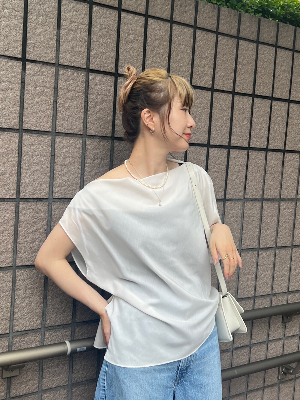 「秋コーデ、ショルダーバッグ、大人カジュアル、パンツスタイル、デニムパンツ、upper hights、アシンメトリートップス」｜「Rouge vifのスクエアショルダーバッグ（ショルダーバッグ、ホワイト系）」を使った、うっちーさん（レディース・157cm）の秋コーディネートの5枚目の写真