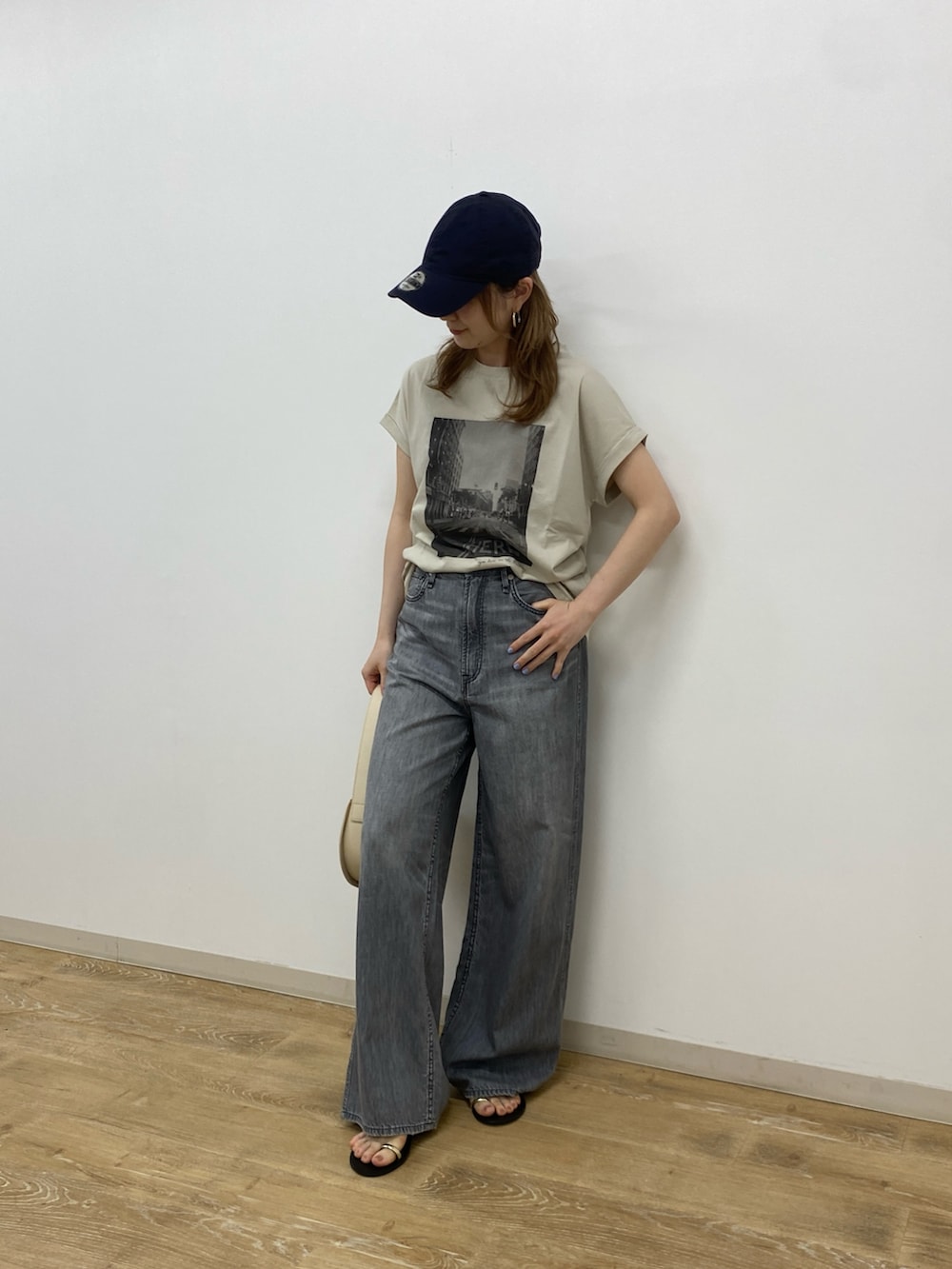 「mica&deal、プリントT、プリントTシャツ、Tシャツ、デニムパンツ、デニムコーデ、ブラックデニム、オトナカジュアル、休日、休日スタイル」｜「Rouge vifの【MICA&DEAL /マイカアンドディール】 cityフォトプリントTシャツ（Tシャツ/カットソー、ベージュ系）」を使った、うっちーさん（骨格ストレート・レディース・157cm）の春コーディネートの5枚目の写真