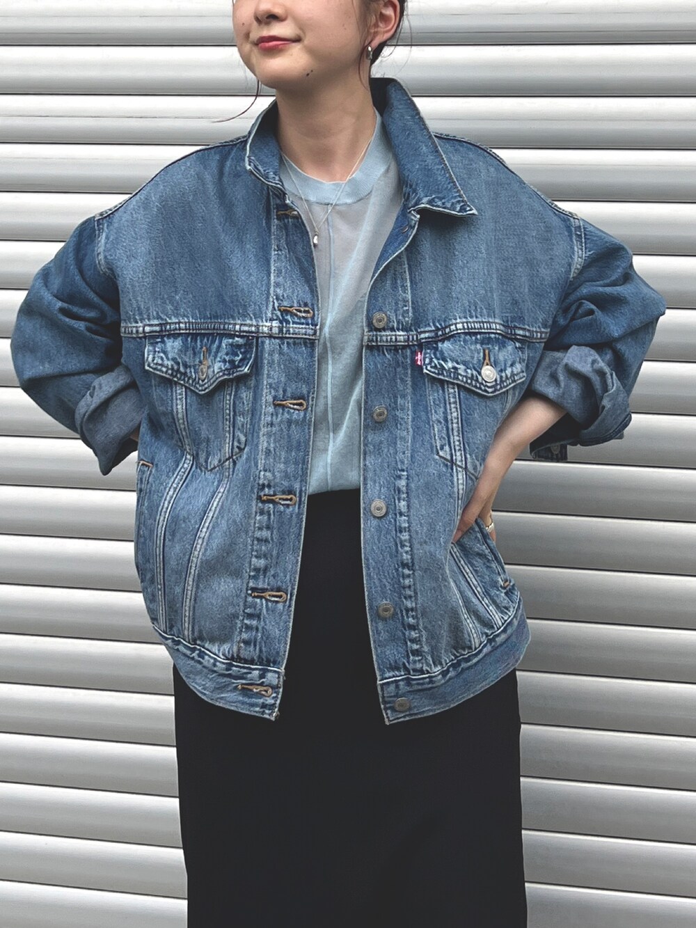 「秋コーデ、デニムジャケット、Levi's、ダンボール素材、シアーニット、おでかけコーデ」｜「Levi'sの【Levi's/リーバイス】90S トラッカージャケット SOFT AS BUTTER MID（デニムジャケット、ブルー系）」を使った、うっちーさん（レディース・157cm）の秋コーディネートの5枚目の写真