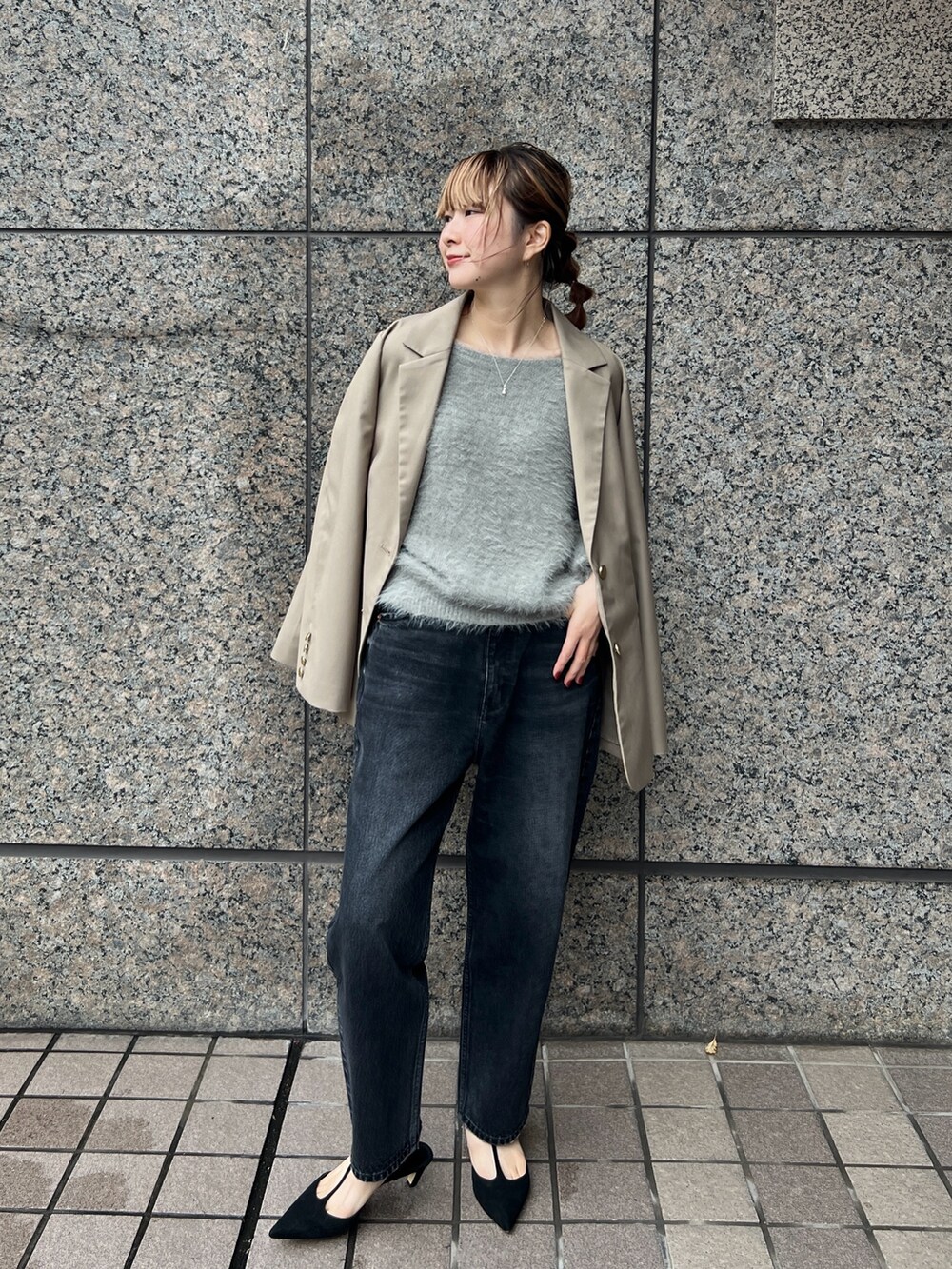 「ジャケット、ニット、休日スタイル、きれいめカジュアル、ラメニット、オトナカワイイ」｜「EMMA　ROUGE VIFの【一部店舗限定】3wayルーズラメニット（ニット/セーター、グレー系）」を使った、うっちーさん（レディース・157cm）の冬コーディネートの4枚目の写真