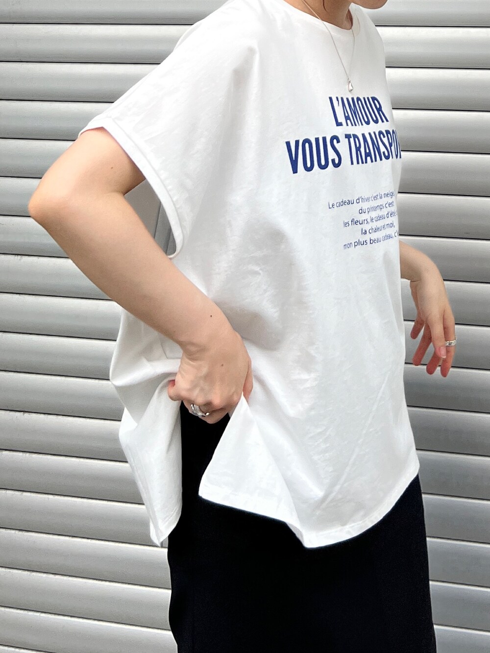 ブルー系のTシャツ/カットソー、ブラック系のスカート、ブラック系のサンダルを着用したレディースの夏コーディネートの5枚目の写真