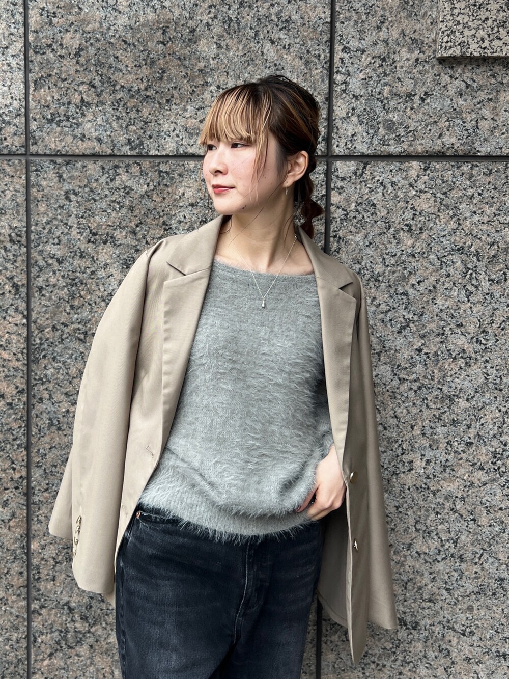 「ジャケット、ニット、休日スタイル、きれいめカジュアル、ラメニット、オトナカワイイ」｜「EMMA　ROUGE VIFの【一部店舗限定】3wayルーズラメニット（ニット/セーター、グレー系）」を使った、うっちーさん（レディース・157cm）の冬コーディネートの8枚目の写真