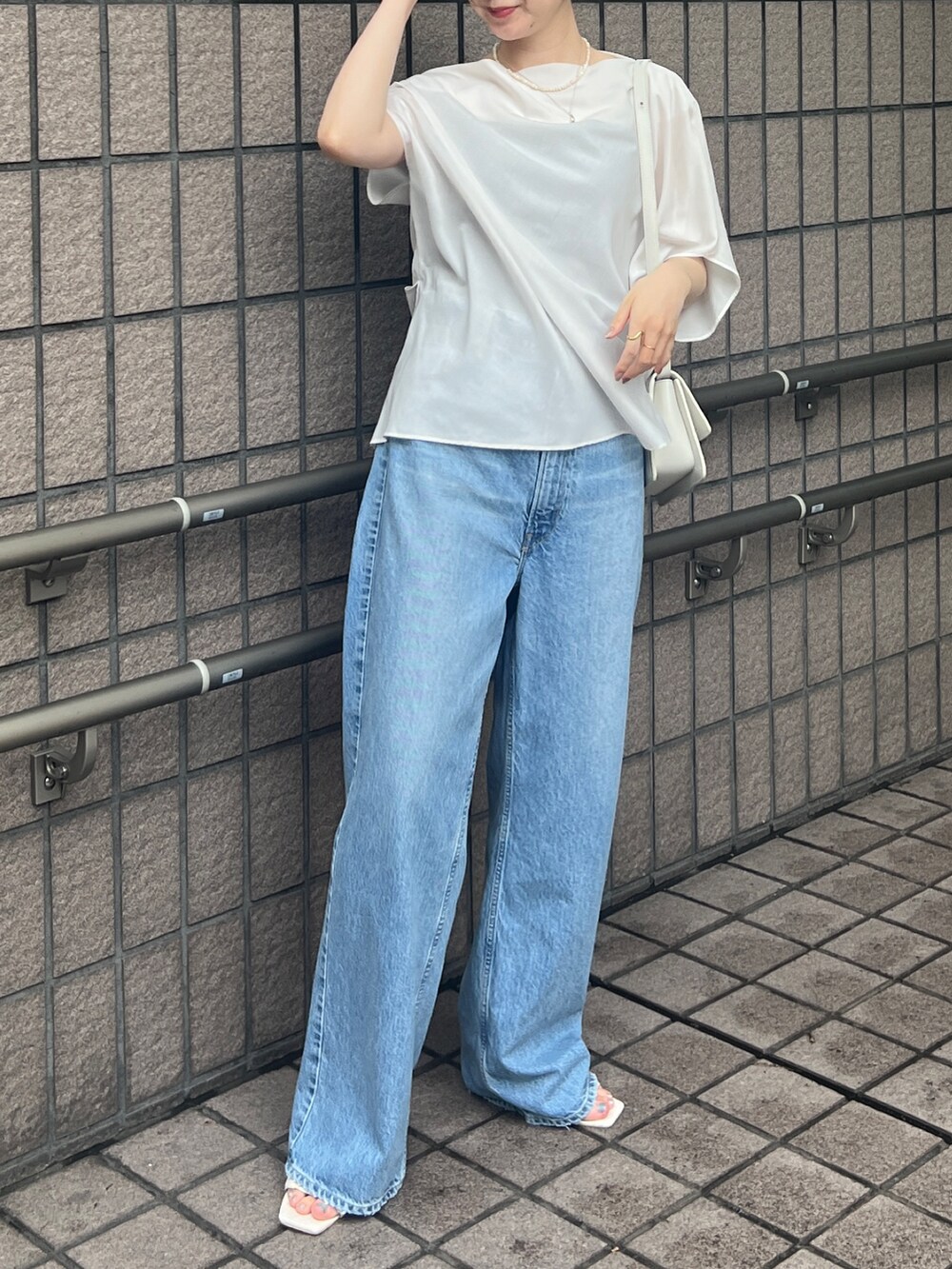 「秋コーデ、ショルダーバッグ、大人カジュアル、パンツスタイル、デニムパンツ、upper hights、アシンメトリートップス」｜「Rouge vifのスクエアショルダーバッグ（ショルダーバッグ、ホワイト系）」を使った、うっちーさん（レディース・157cm）の秋コーディネートの4枚目の写真