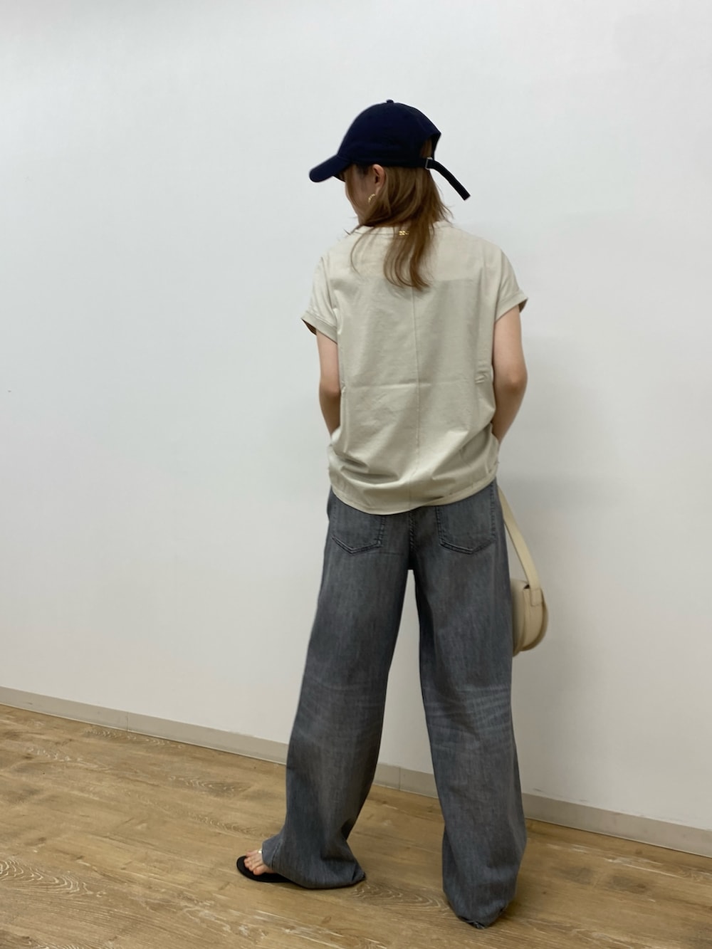 「mica&deal、プリントT、プリントTシャツ、Tシャツ、デニムパンツ、デニムコーデ、ブラックデニム、オトナカジュアル、休日、休日スタイル」｜「Rouge vifの【MICA&DEAL /マイカアンドディール】 cityフォトプリントTシャツ（Tシャツ/カットソー、ベージュ系）」を使った、うっちーさん（骨格ストレート・レディース・157cm）の春コーディネートの3枚目の写真