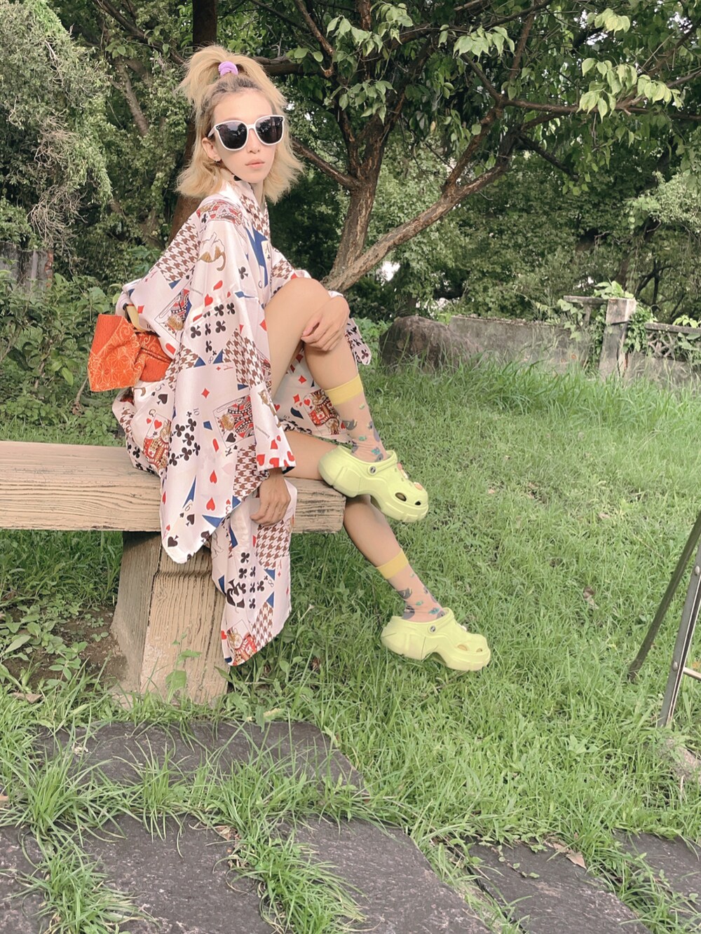 ホワイト系のワンピース/ドレスを着用したレディースの夏コーディネートの3枚目の写真