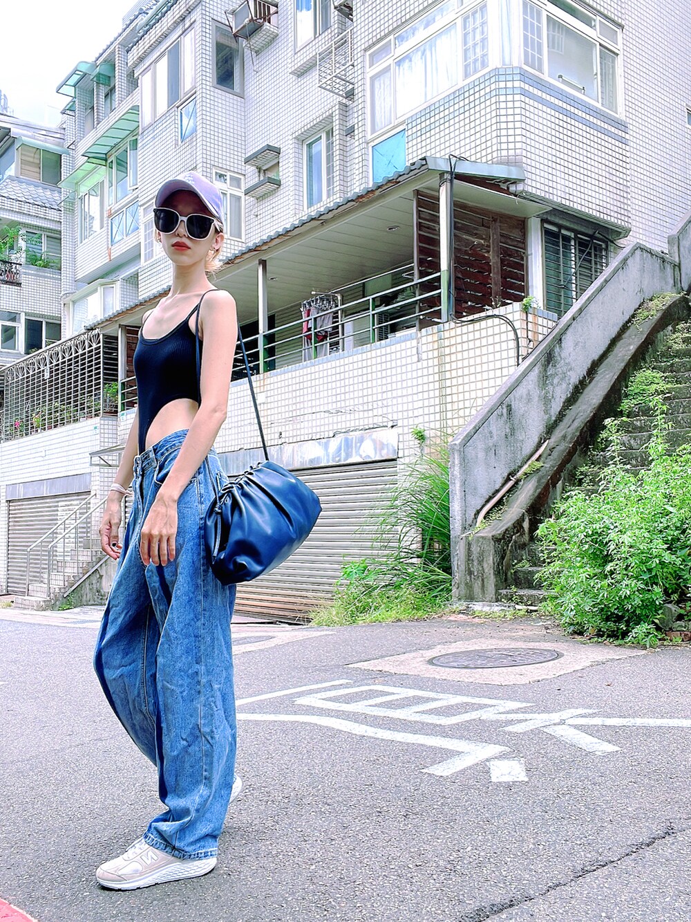 シルバー系のシューズを着用したレディースの夏コーディネートの2枚目の写真