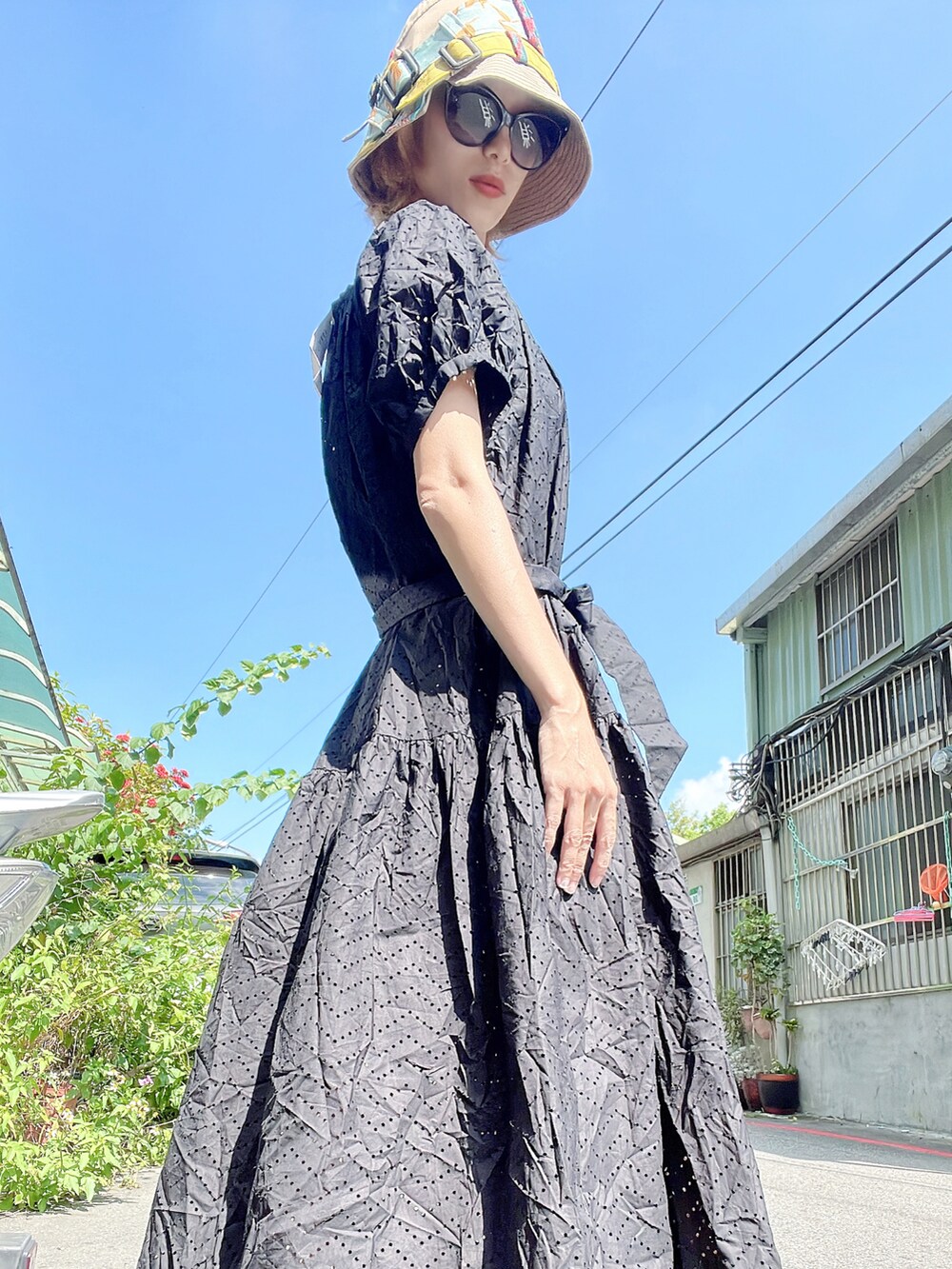 ブラック系のワンピース/ドレス、ベージュ系の帽子、ブラック系のサングラスを着用したレディースの夏コーディネートの2枚目の写真