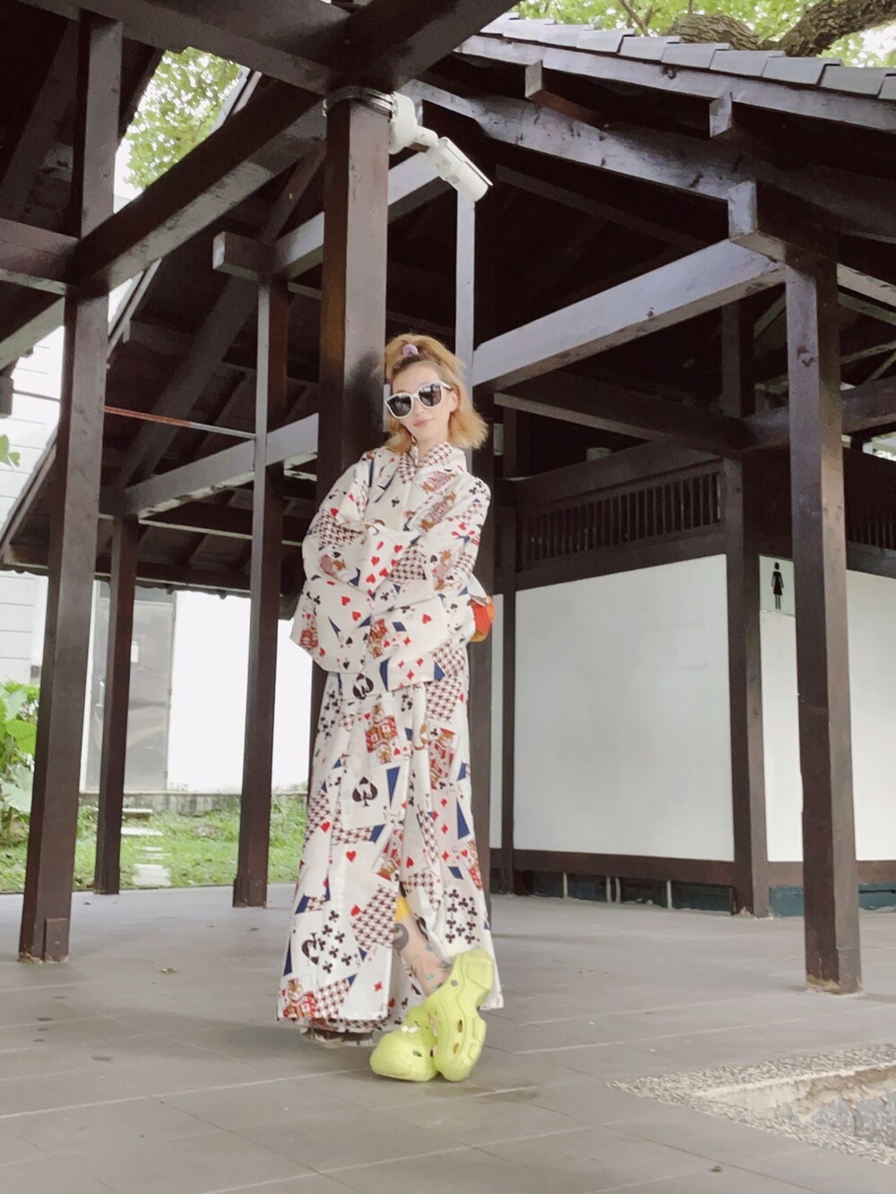 ホワイト系のワンピース/ドレスを着用したレディースの夏コーディネートの2枚目の写真