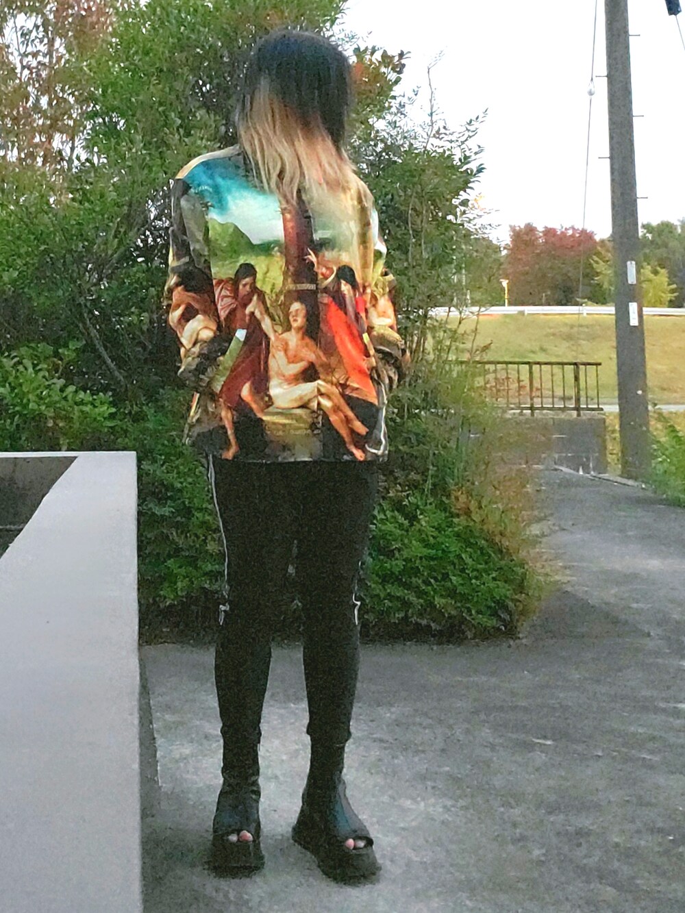 ブラック系のスリッポン、その他のナイロンジャケットを着用したレディースの秋コーディネートの2枚目の写真