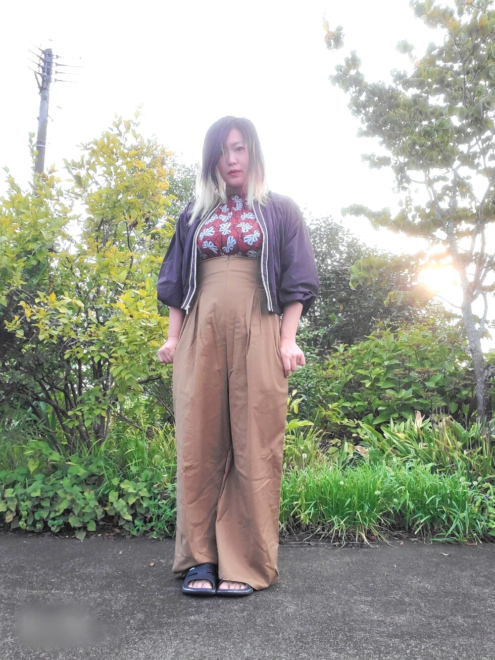 ブラウン系のシャツ/ブラウス、ブラウン系のブルゾン、ベージュ系のサロペット/オーバーオールを着用したレディースの夏コーディネートの2枚目の写真