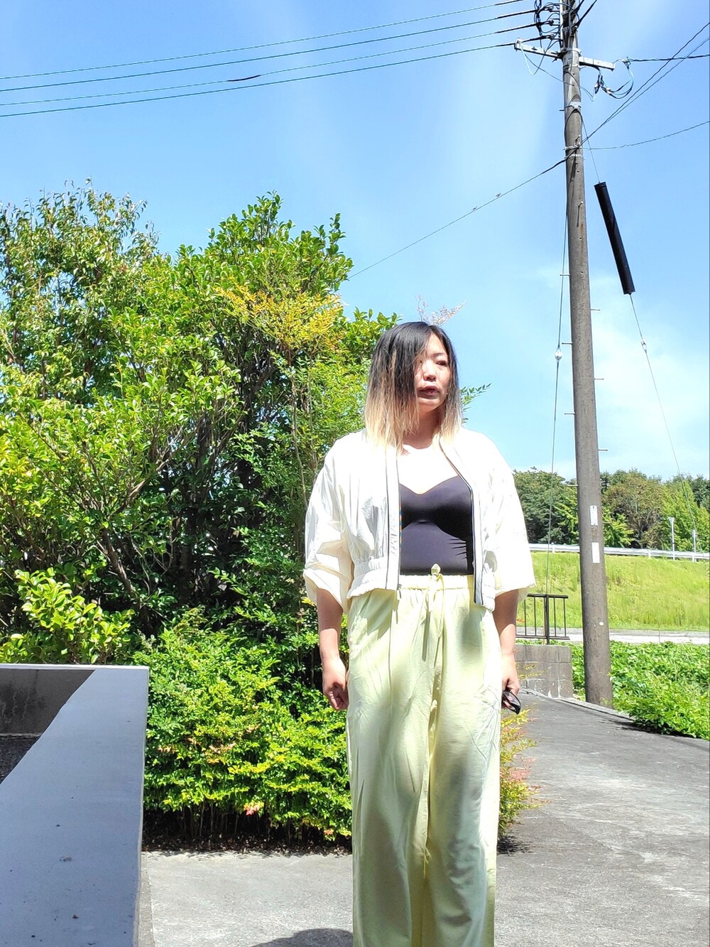 イエロー系のその他パンツ、ホワイト系のブルゾンを着用したレディースの夏コーディネートの5枚目の写真