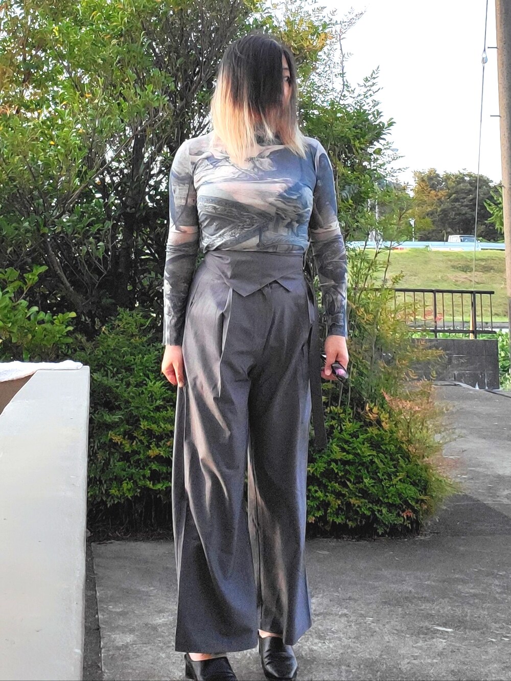 グレー系のその他パンツ、ブラック系のパンプス、ブルー系のTシャツ/カットソーを着用したレディースの秋コーディネートの4枚目の写真