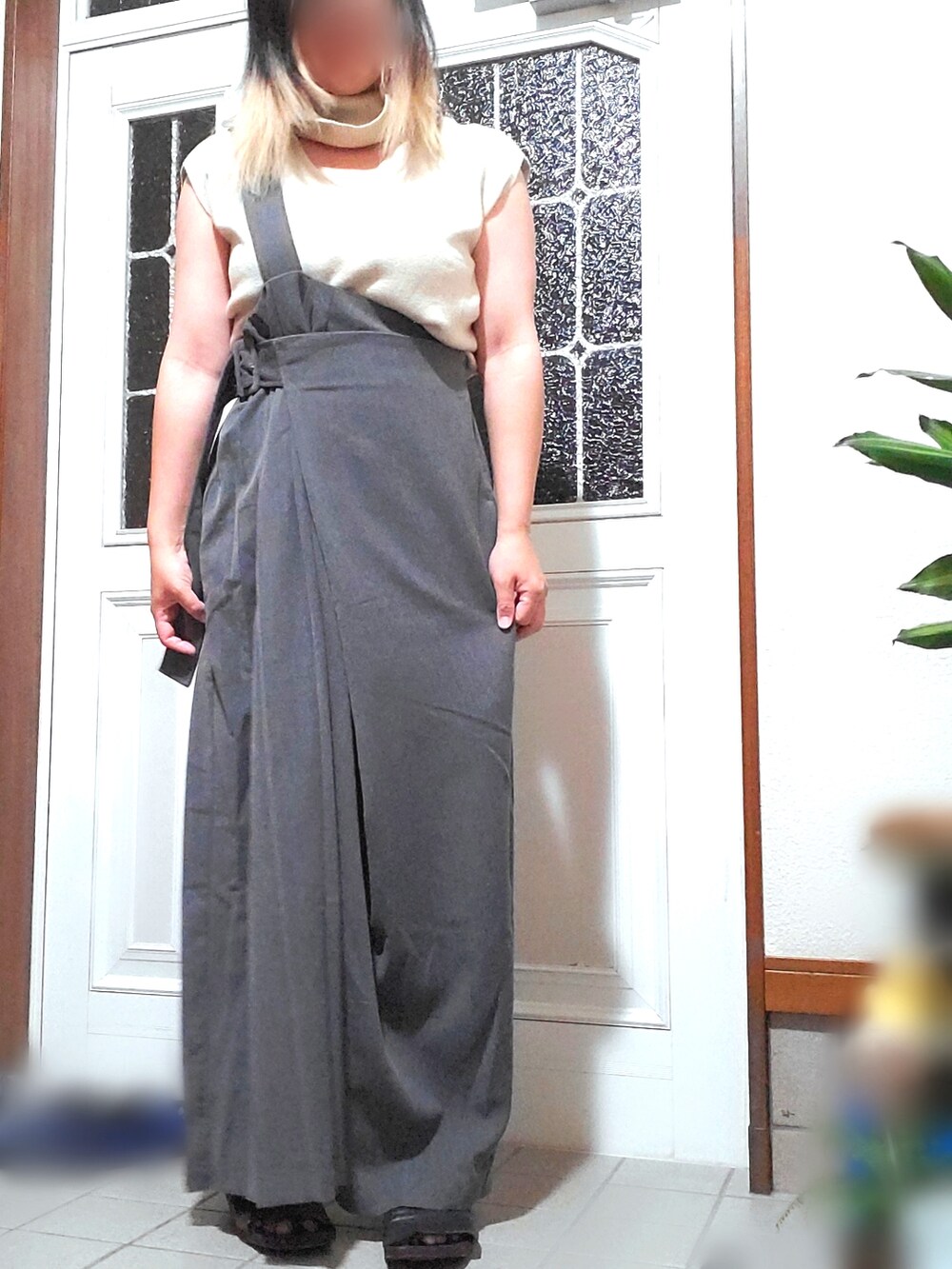 グレー系のサロペット/オーバーオール、ホワイト系のニット/セーターを着用したレディースの夏コーディネートの2枚目の写真