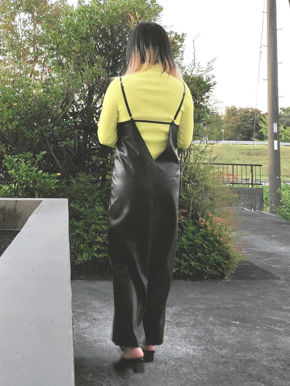 「WEARハロウィン2022、ロングワンピース、レザー、H&M、solace、Lian」｜「LIANのスクエアトゥブーティ（パンプス、ブラック系）」を使った、茶みこさん（レディース・165cm）の秋コーディネートの4枚目の写真