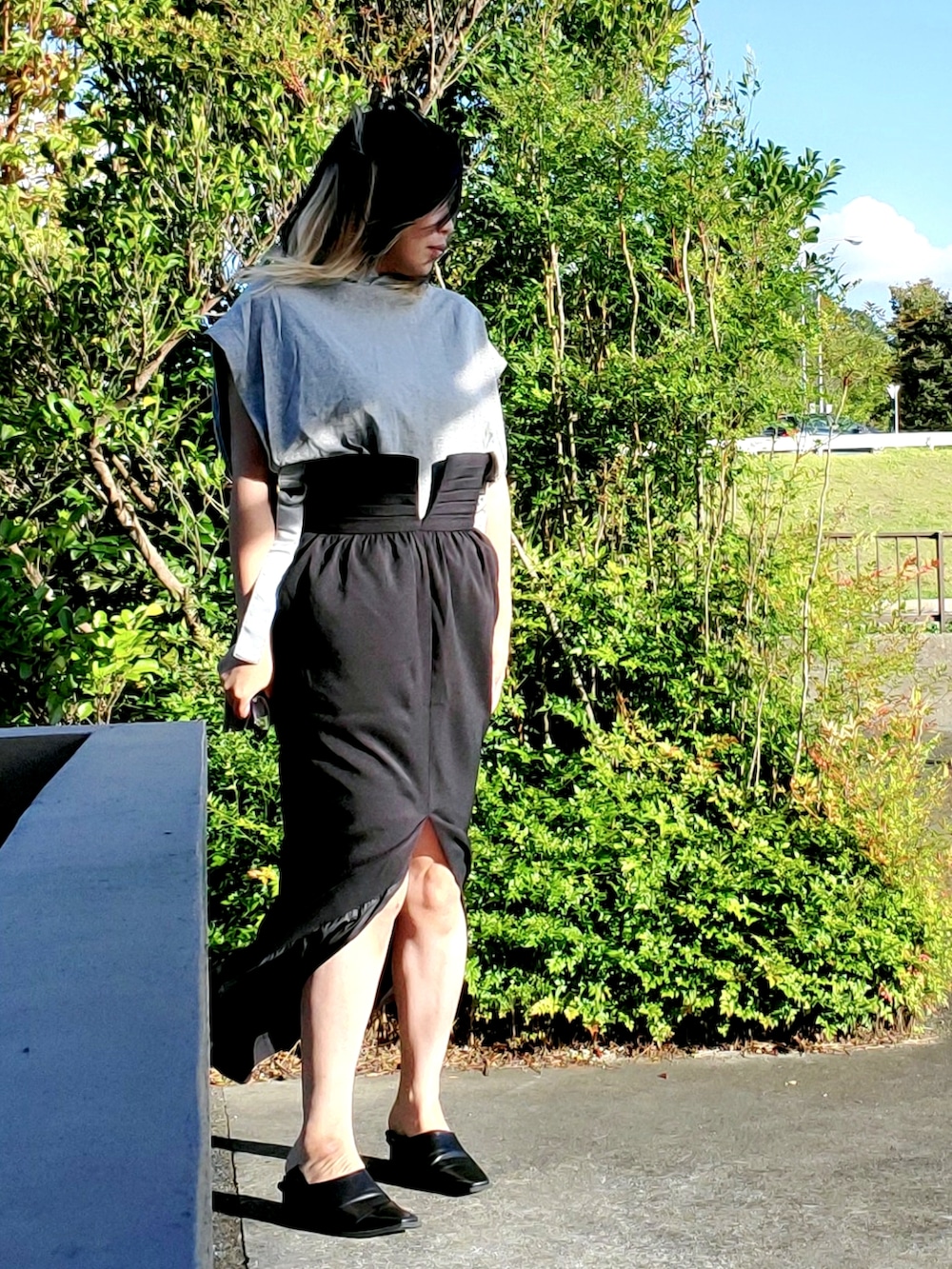 ブラック系のパンプス、ブラック系のパーカー、ブラック系のスカートを着用したレディースの秋コーディネートの5枚目の写真