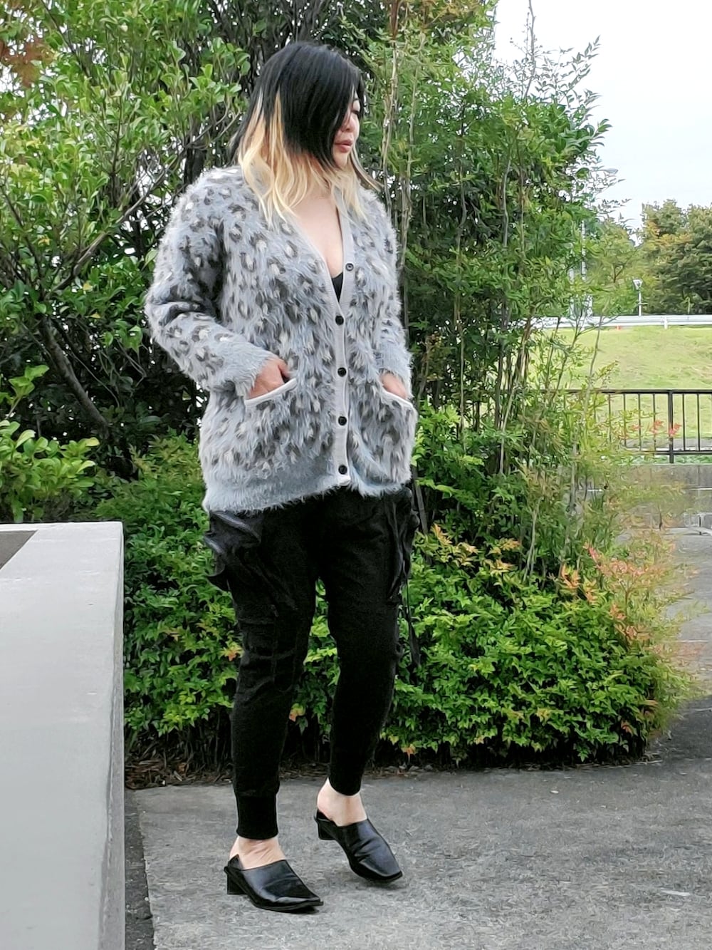 ブラック系のその他パンツ、ブラック系のパンプス、グレー系のカーディガン/ボレロを着用したレディースの秋コーディネートの2枚目の写真