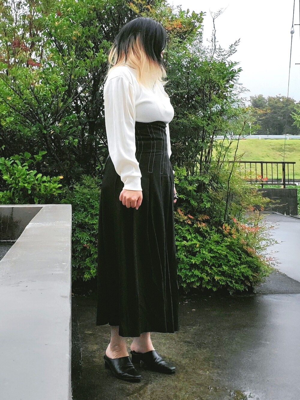 「AMERI、amerivintage、KBF、Lian、モノトーン、ハーフジップ」｜「LIANのスクエアトゥブーティ（パンプス、ブラック系）」を使った、茶みこさん（レディース・165cm）の秋コーディネートの3枚目の写真