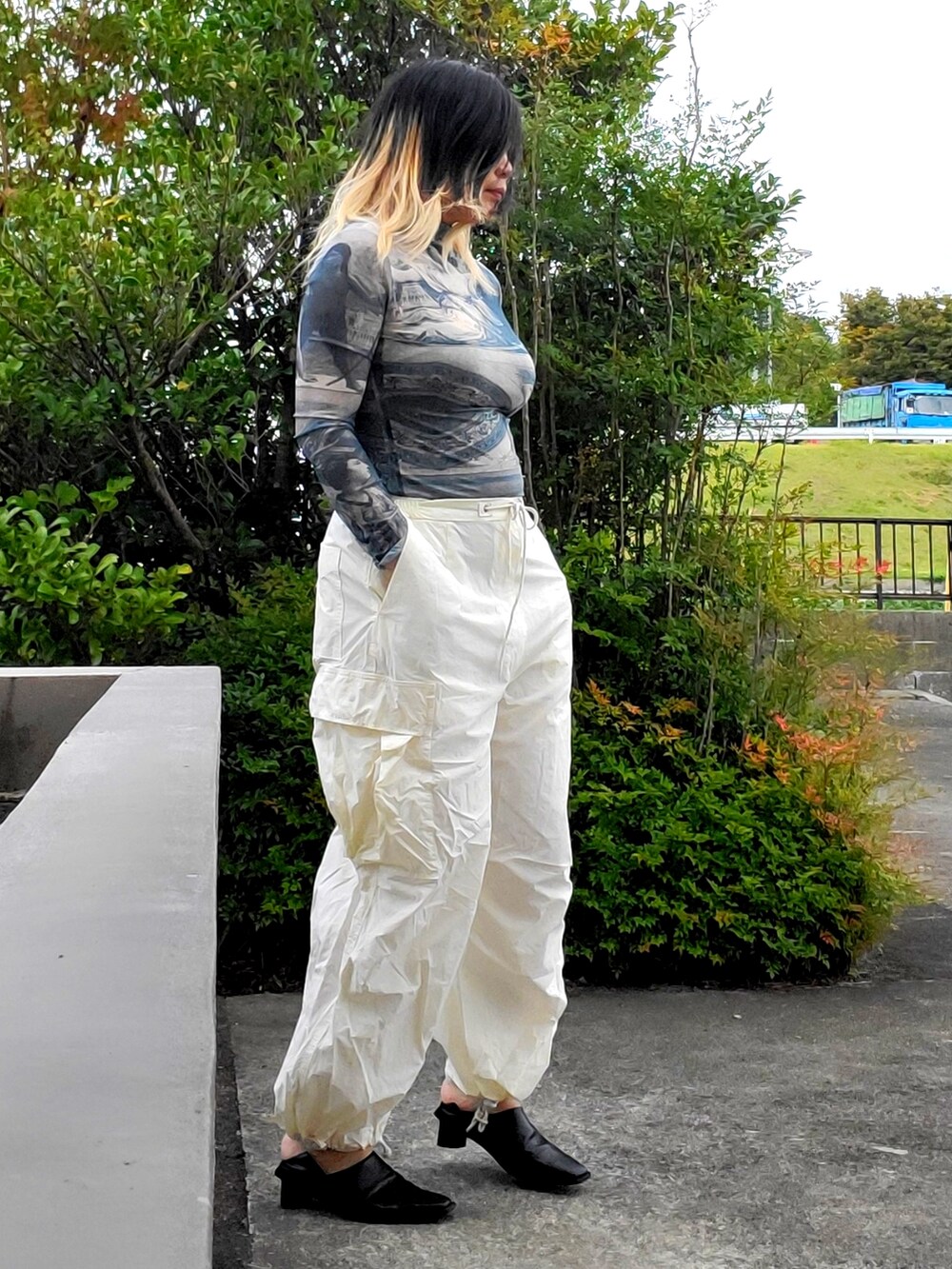 ホワイト系のカーゴパンツ、ブルー系のTシャツ/カットソー、ブラック系のパンプスを着用したレディースの秋コーディネートの3枚目の写真
