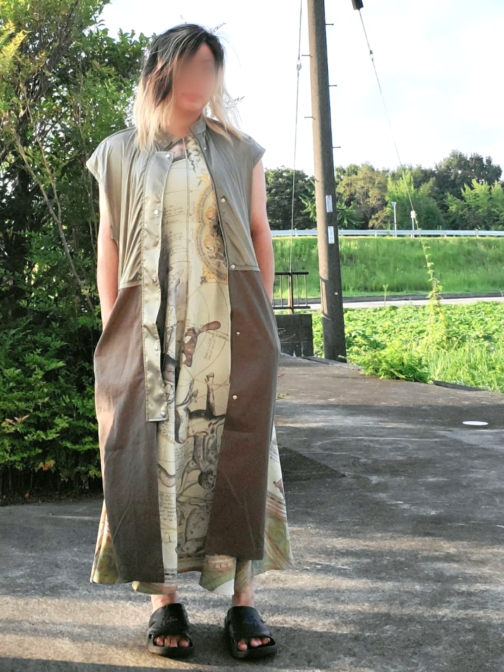 グリーン系のワンピース、グリーン系のその他アウターを着用したレディースの夏コーディネートの2枚目の写真