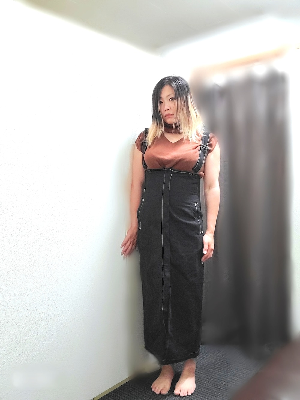 ブラック系のスカート、ブラウン系のニット/セーターを着用したレディースの秋コーディネートの4枚目の写真