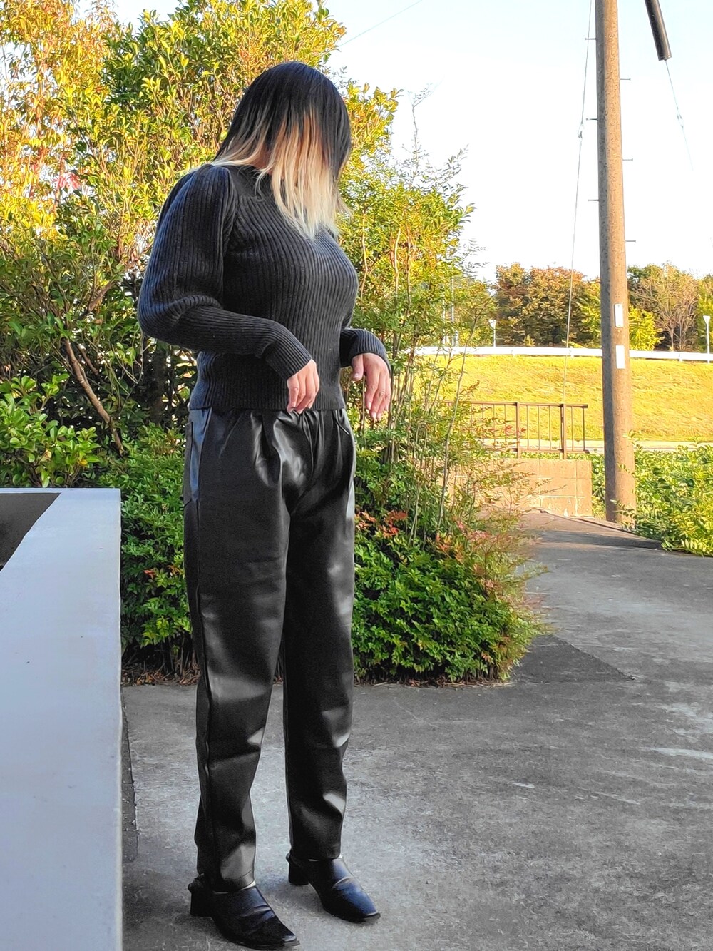 グレー系のその他パンツ、ブラック系のシューズ、ブラック系のニット/セーターを着用したレディースの秋コーディネートの3枚目の写真