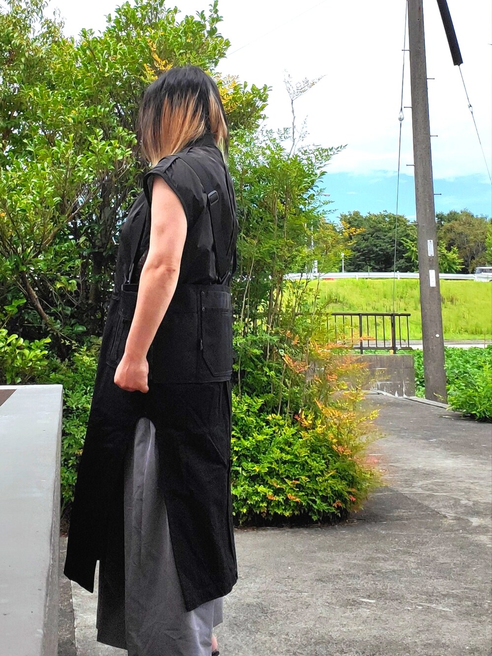 グリーン系のその他アウター、ブラック系のベスト、ブラック系のローファーを着用したレディースの秋コーディネートの2枚目の写真