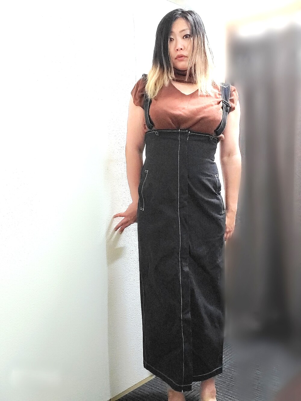 ブラック系のスカート、ブラウン系のニット/セーターを着用したレディースの秋コーディネートの2枚目の写真