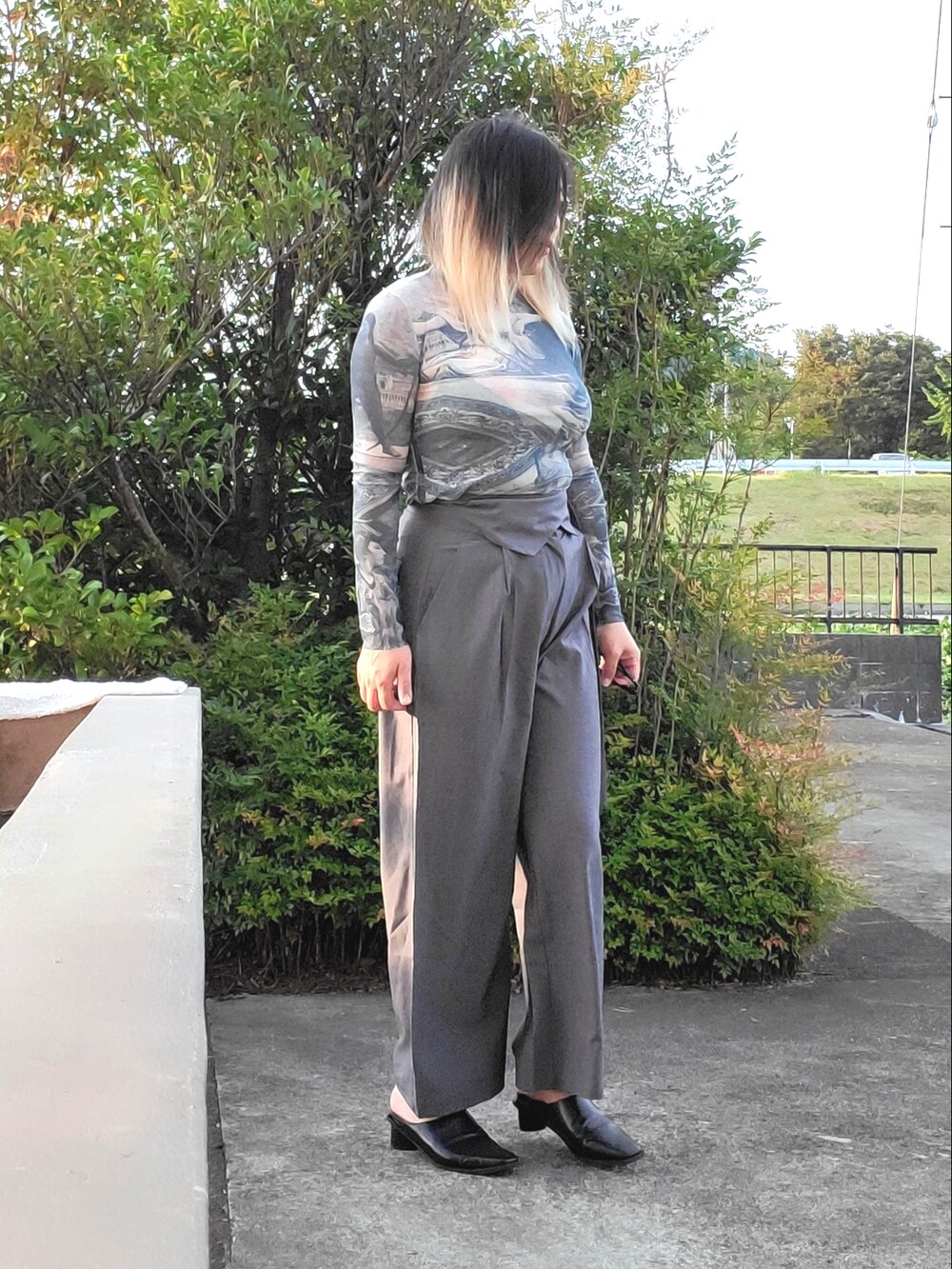 グレー系のその他パンツ、ブラック系のパンプス、ブルー系のTシャツ/カットソーを着用したレディースの秋コーディネートの3枚目の写真