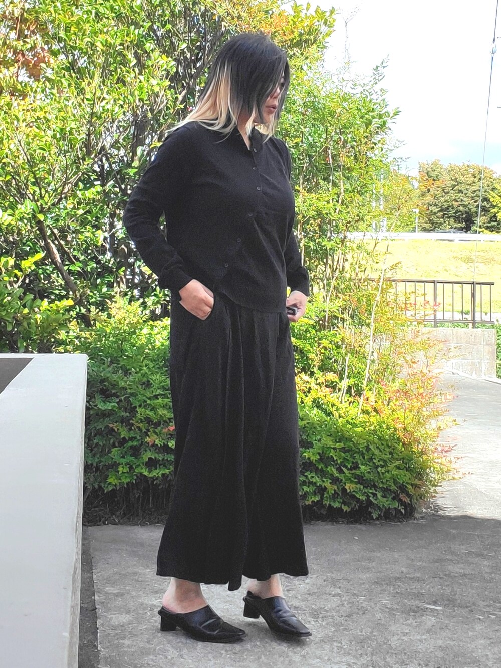 ブラック系のカーディガン/ボレロ、ブラック系のパンプス、ブラック系のその他パンツを着用したレディースの秋コーディネートの4枚目の写真