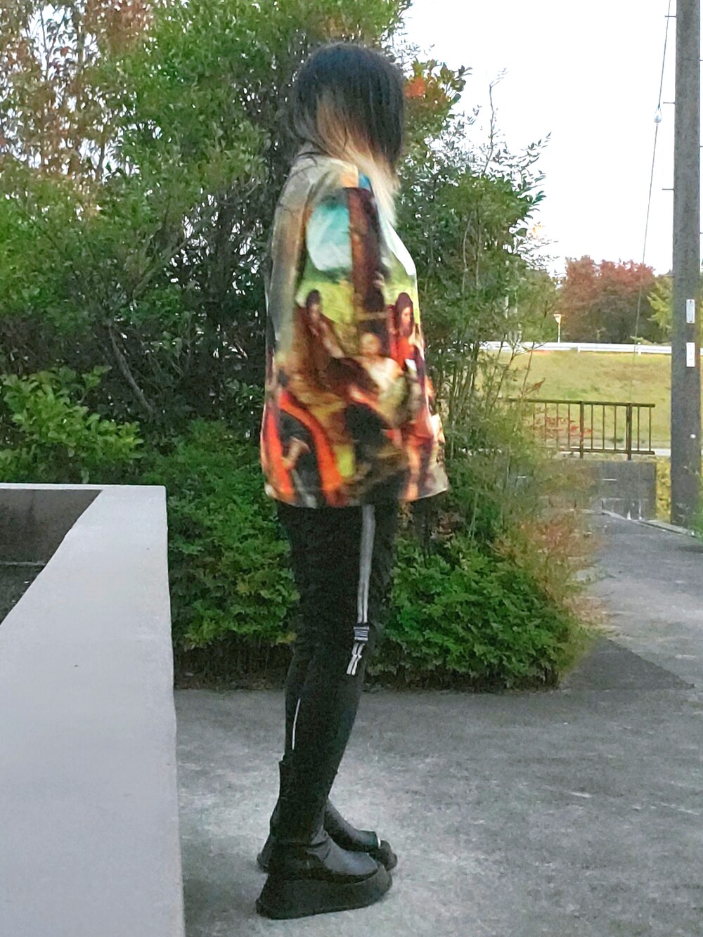 ブラック系のスリッポン、その他のナイロンジャケットを着用したレディースの秋コーディネートの4枚目の写真