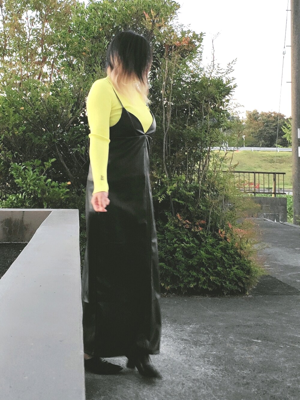 「WEARハロウィン2022、ロングワンピース、レザー、H&M、solace、Lian」｜「LIANのスクエアトゥブーティ（パンプス、ブラック系）」を使った、茶みこさん（レディース・165cm）の秋コーディネートの3枚目の写真