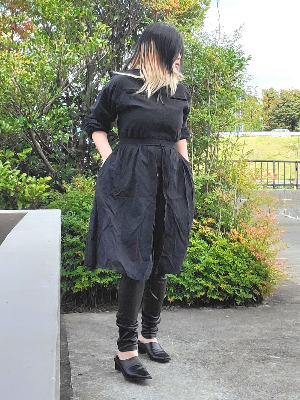 ブラック系のパンプス、ブラック系のその他パンツ、ブラック系のジャケット/アウターを着用したレディースの秋コーディネートの2枚目の写真