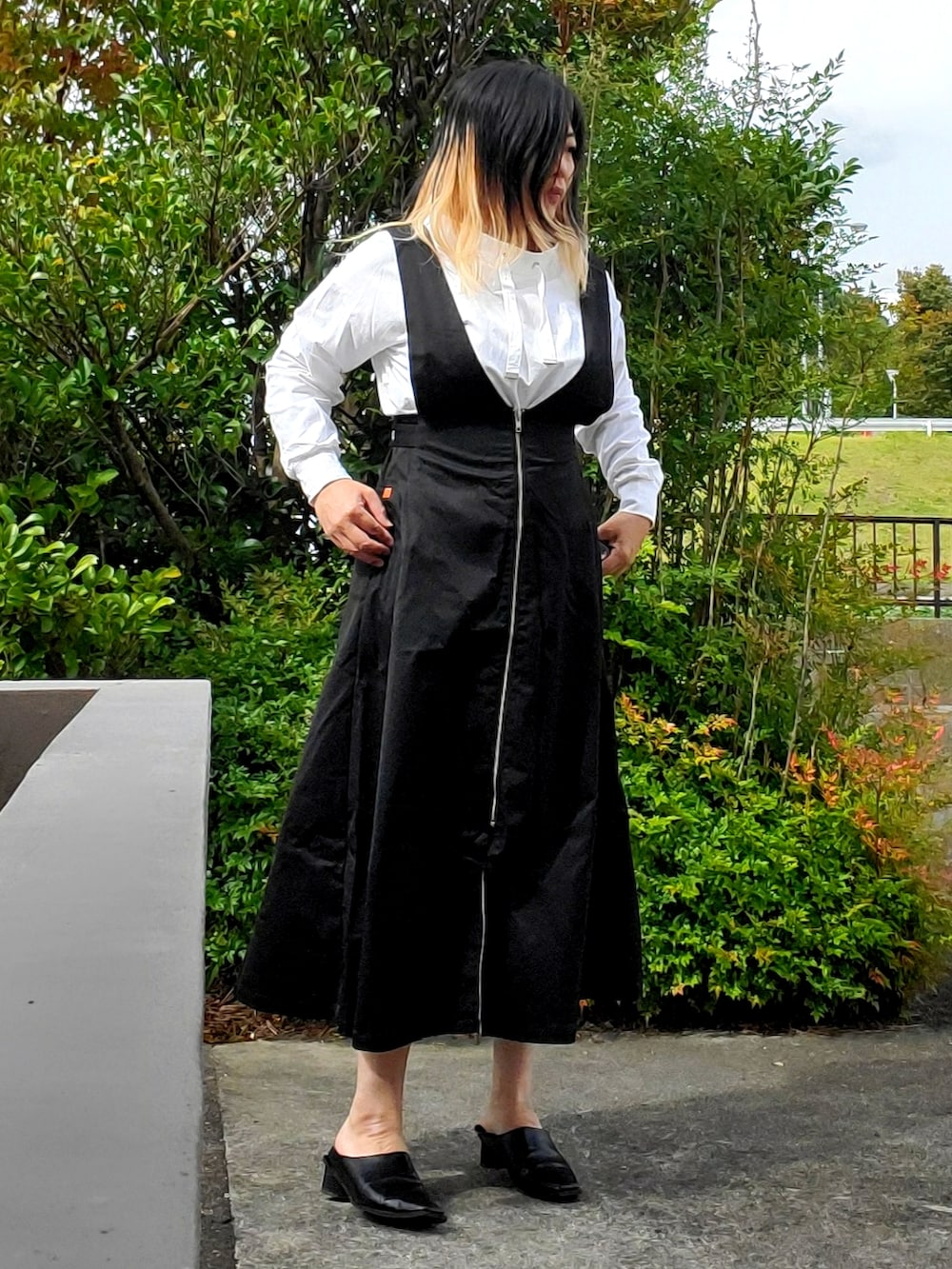 「秋ルック紹介するよ、universaloverall、AMERI、amerivintage、Lian、ジャンパースカート」｜「UNIVERSAL OVERALLのAMERI × universaloverall JUMPER SKIRT（スカート、ブラック系）」を使った、茶みこさん（レディース・165cm）の秋コーディネートの2枚目の写真