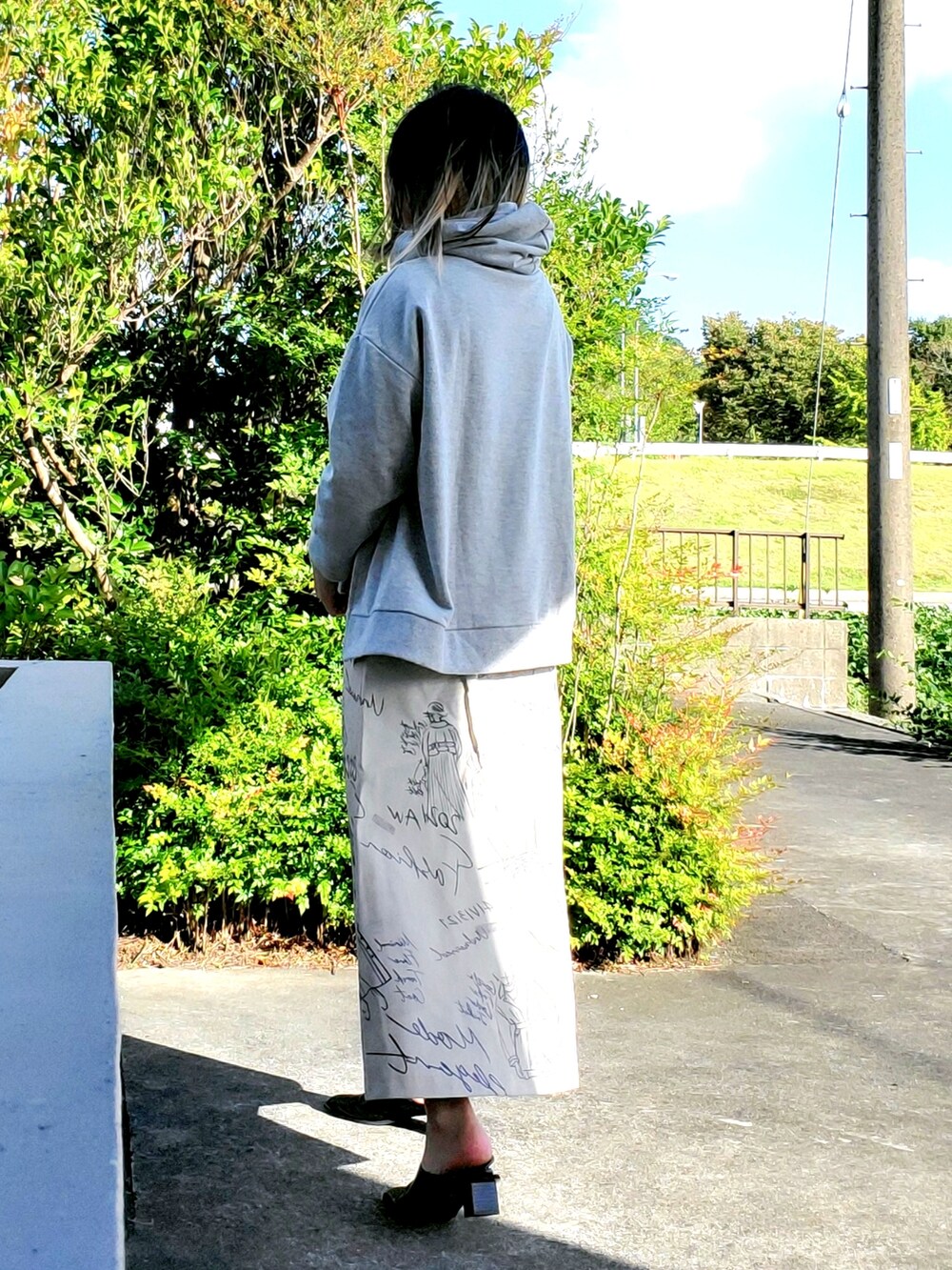「秋ルック紹介するよ、スウェット、レザー、OSMOSIS、AMERI、amerivintage、Lian」｜「AmeriのUND JULIA FAKE LEATHER SKETCH SKIRT（スカート、ホワイト系）」を使った、茶みこさん（レディース・165cm）の秋コーディネートの2枚目の写真