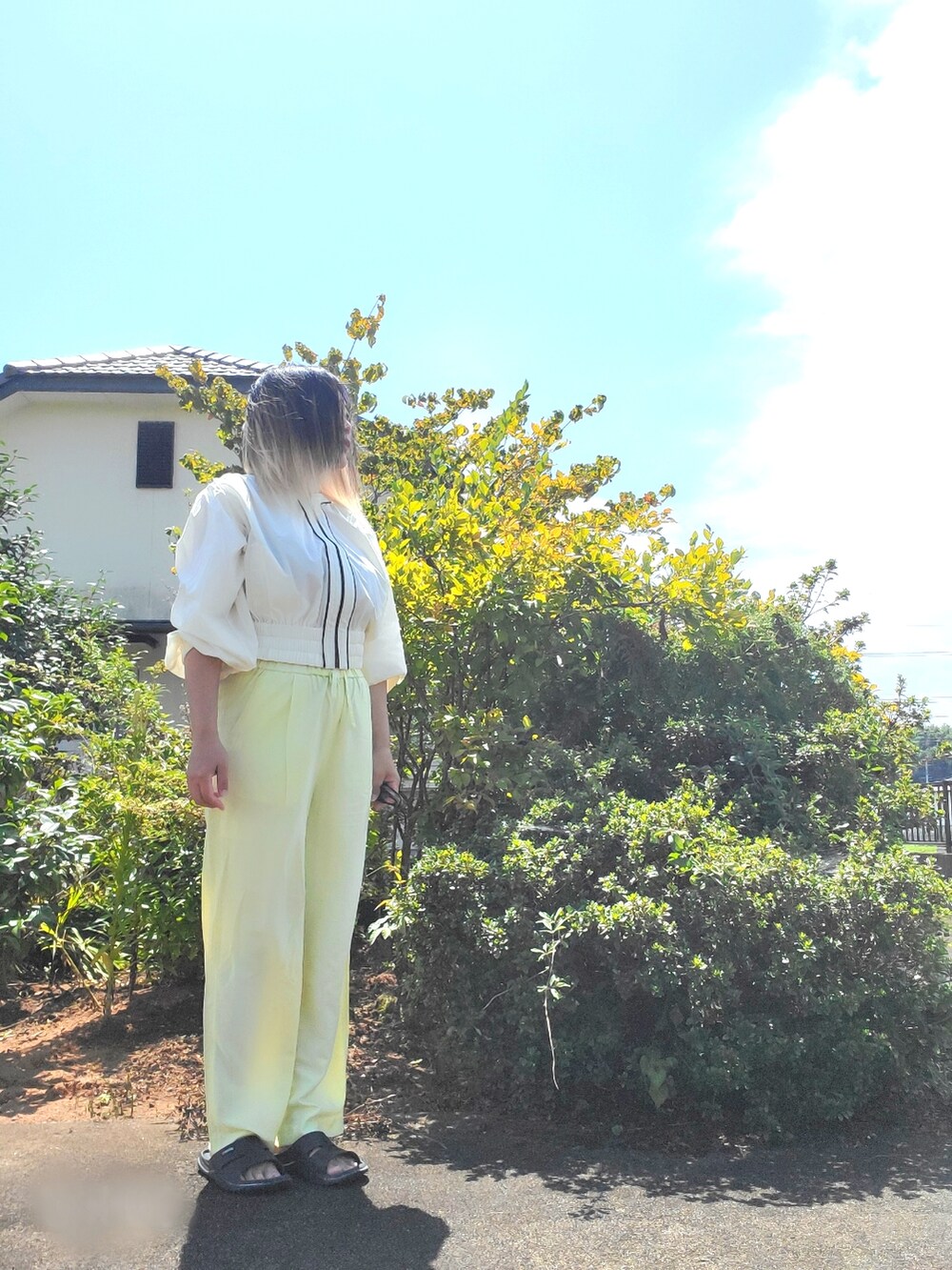 イエロー系のその他パンツ、ホワイト系のブルゾンを着用したレディースの夏コーディネートの4枚目の写真