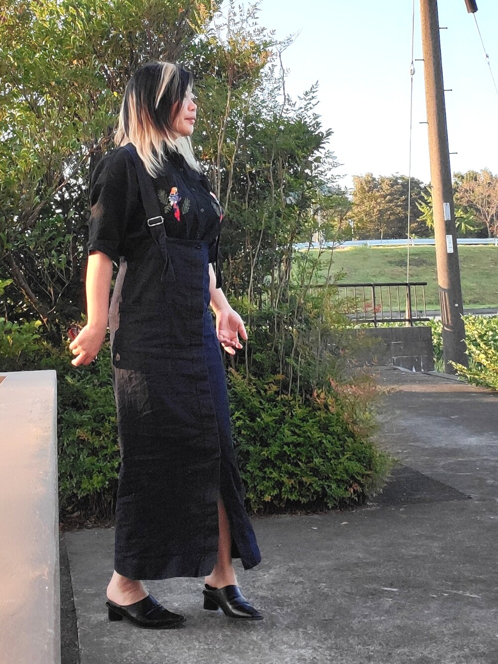 「Johnbull Private labo、johnbull、Lian、ハイウエスト、デニム、シャツ、刺繍、ワントーンコーデ」｜「LIANのスクエアトゥブーティ（パンプス、ブラック系）」を使った、茶みこさん（レディース・165cm）の秋コーディネートの3枚目の写真